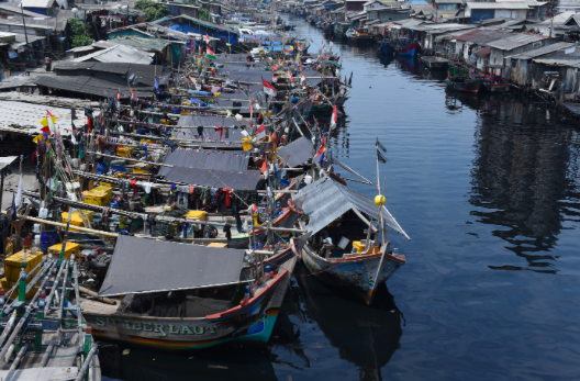 Kapal-kapal nelayan bersandar di kawasan muara Kali Rawa Malang, Cilincing, Jakarta, Rabu (21/10). 