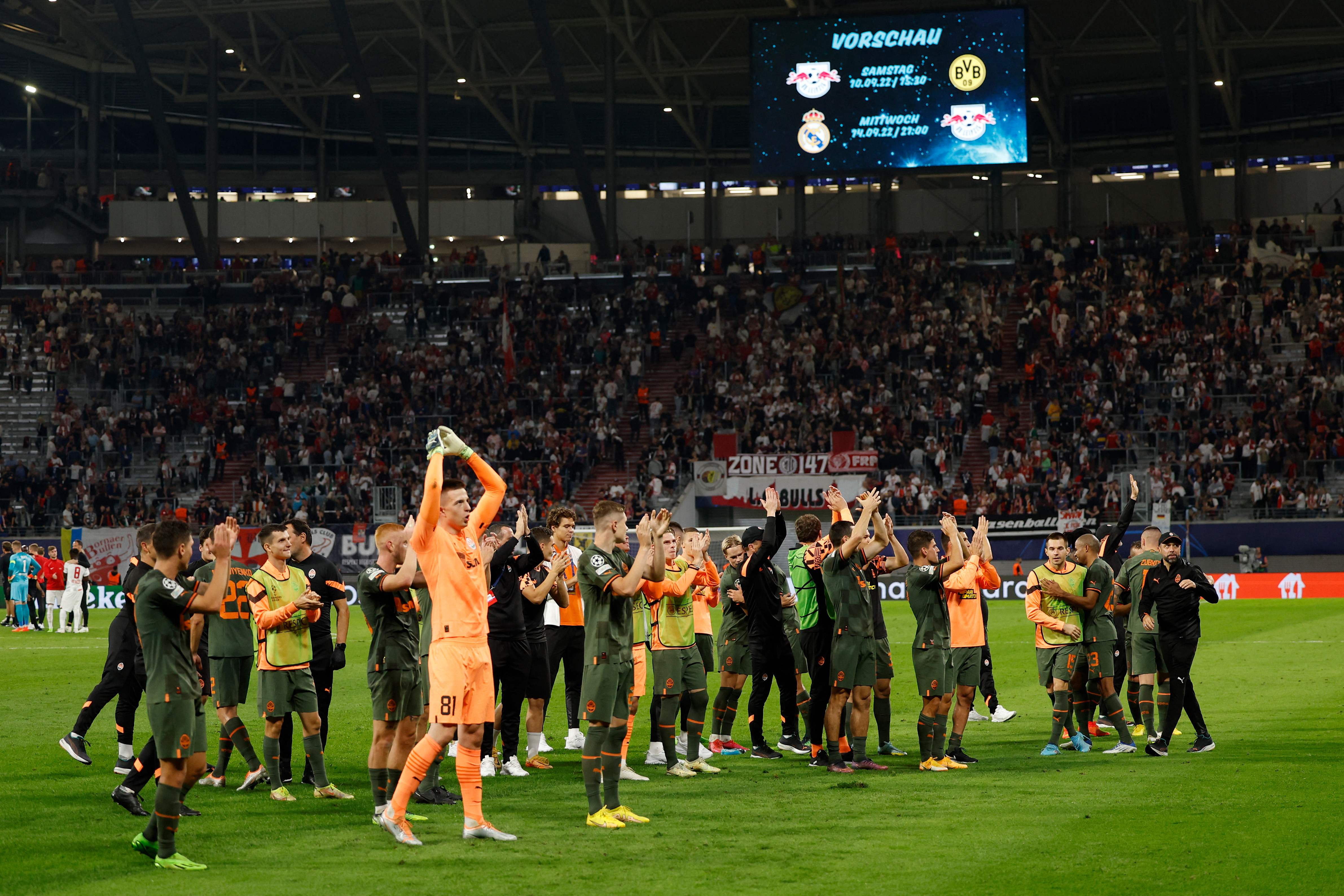 Para pemain Shakhtar Donetsk merayakan kemenangan mereka atas RB Leipzig di laga Liga Champions.
