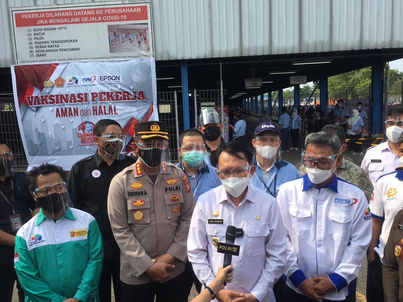 Pj Bupati Bekasi Dani Ramdan (tengah) menyambut penyelenggaraan Anugerah Penyiaran KPID Jawa Barat di wilayahnya