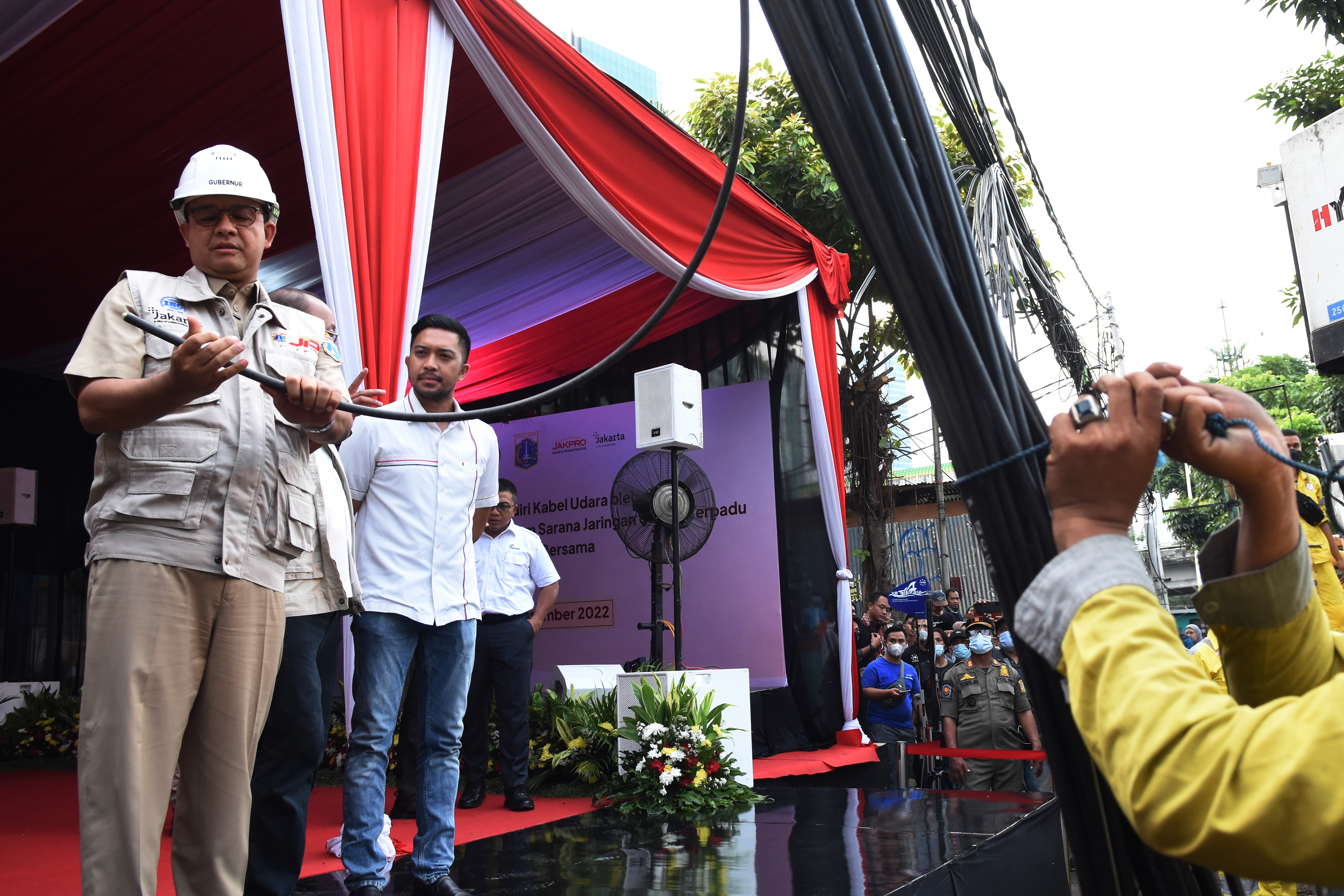 Gubernur DKI Jakarta Anies Baswedan (kiri) melihat kabel utilitas yang diturunkan di kawasan Pasar Mampang Prapatan, Jakarta, Senin (5/9).