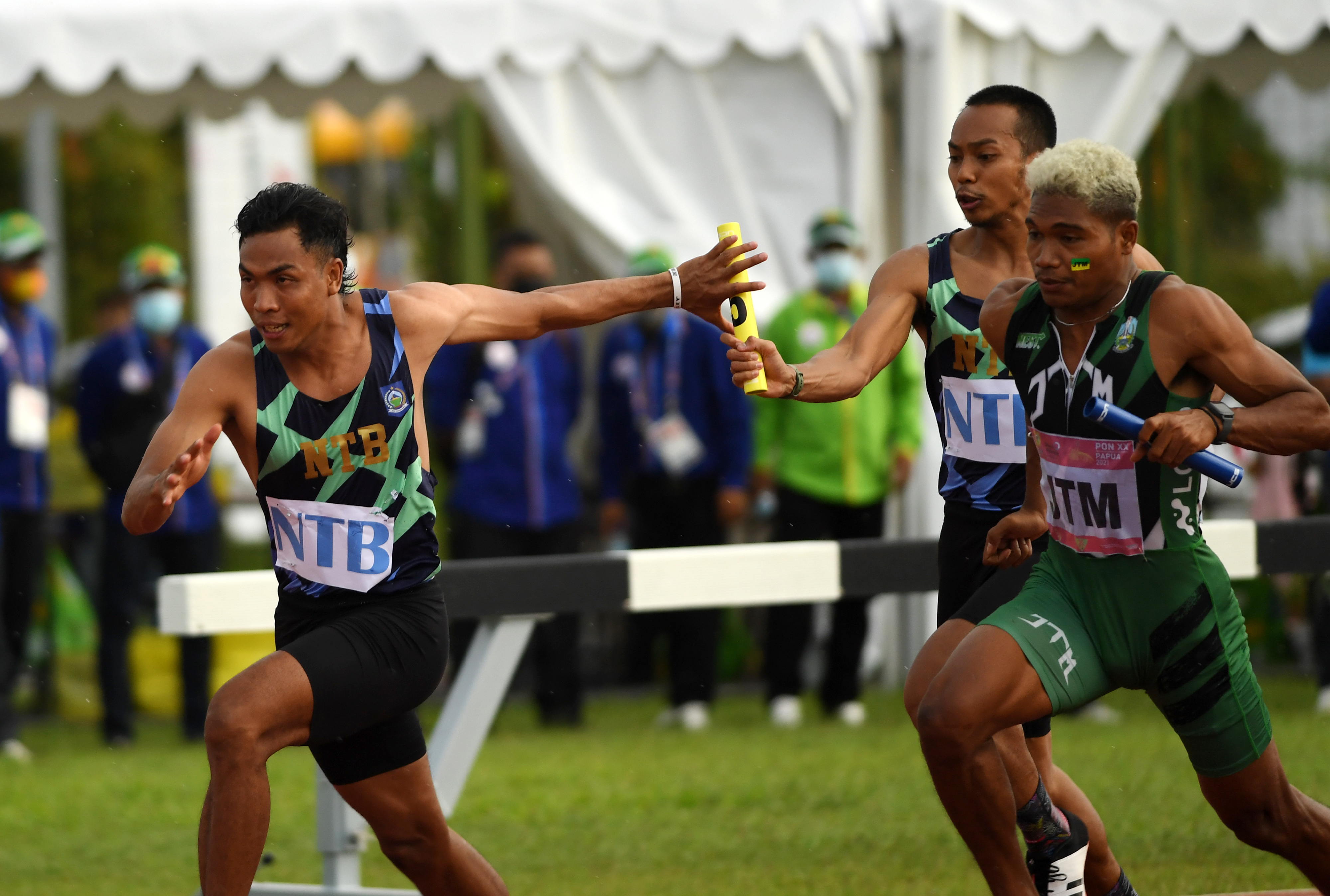 Sprinter nasional Lalu Mohamad Zohri (kiri) saat membela daerahnya Nusa Tenggara Barat di ajang PON Papua 2021.