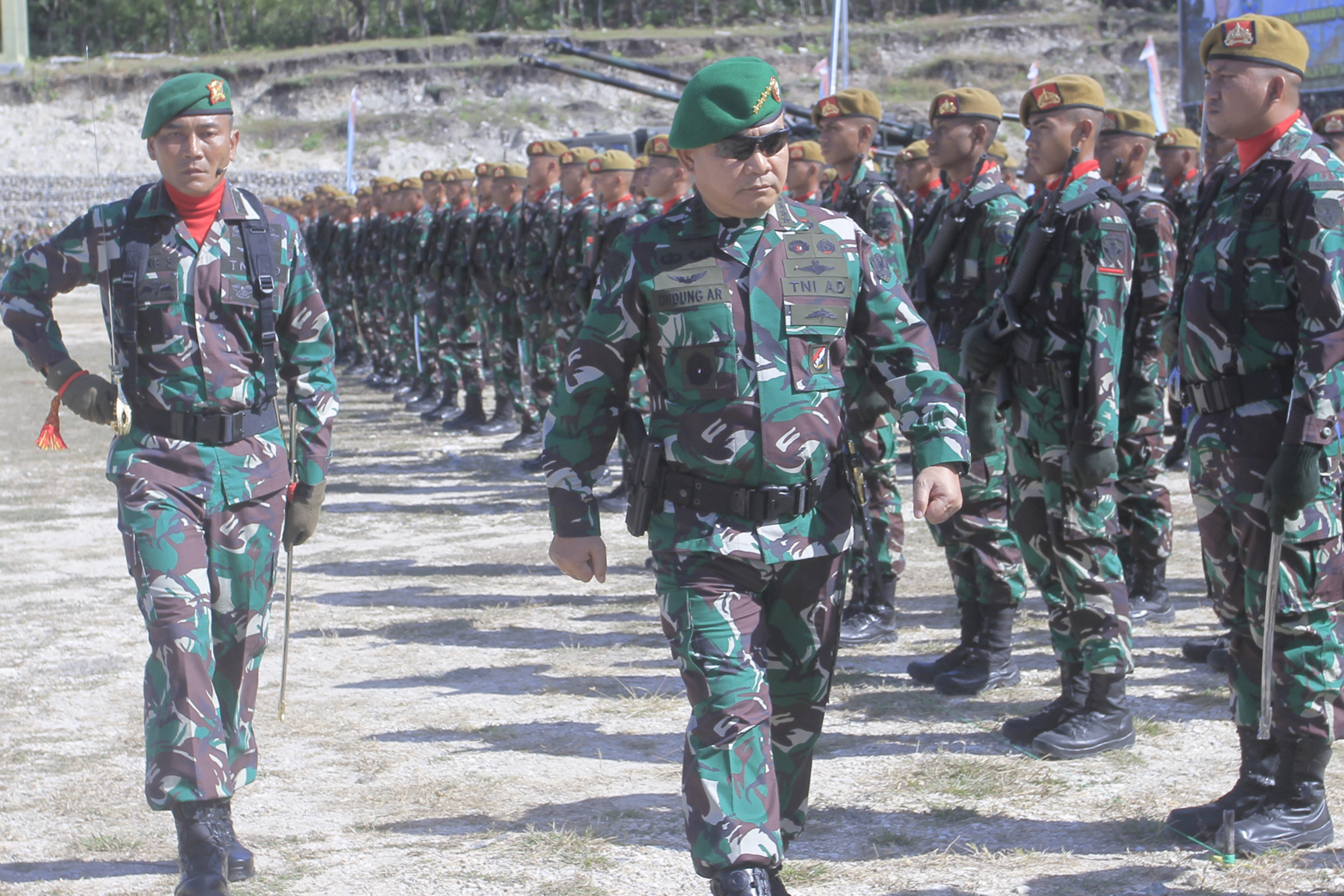 KSAD Jenderal TNI Dudung Abdurachman saat memeriksa pasukan.