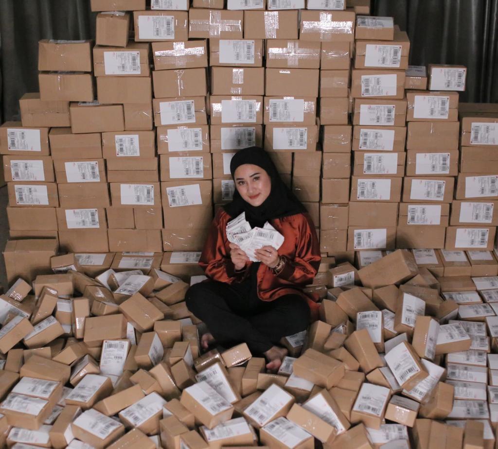 Pemilik dan pendiri produk skincare Amskin Beauty Care dengan kemasan produk yang siap dipasarkan.  