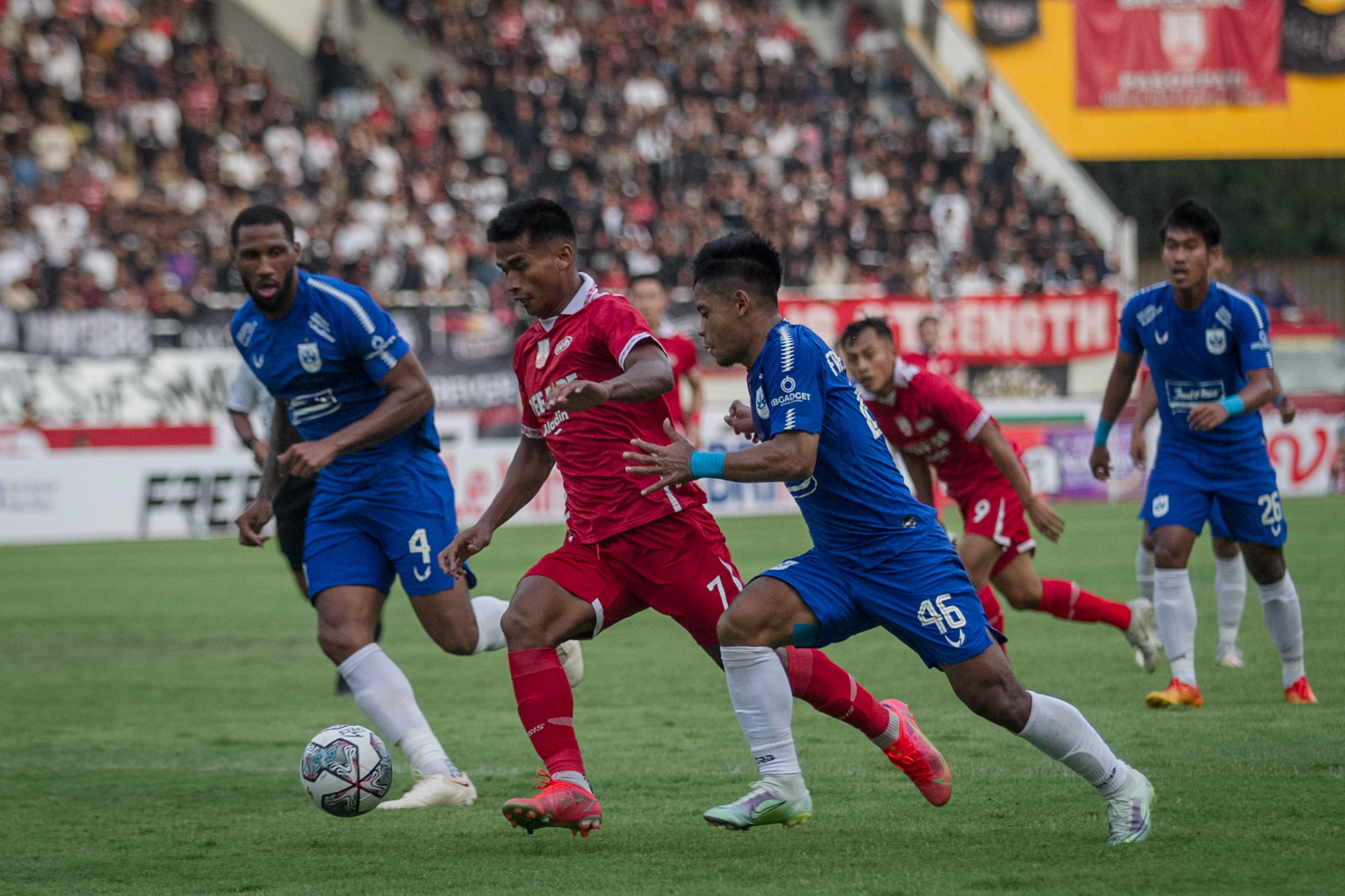 Pemain Persis Solo berusaha melewati hadangan pemain PSIS Semarang dalam pertandingan Liga 1.