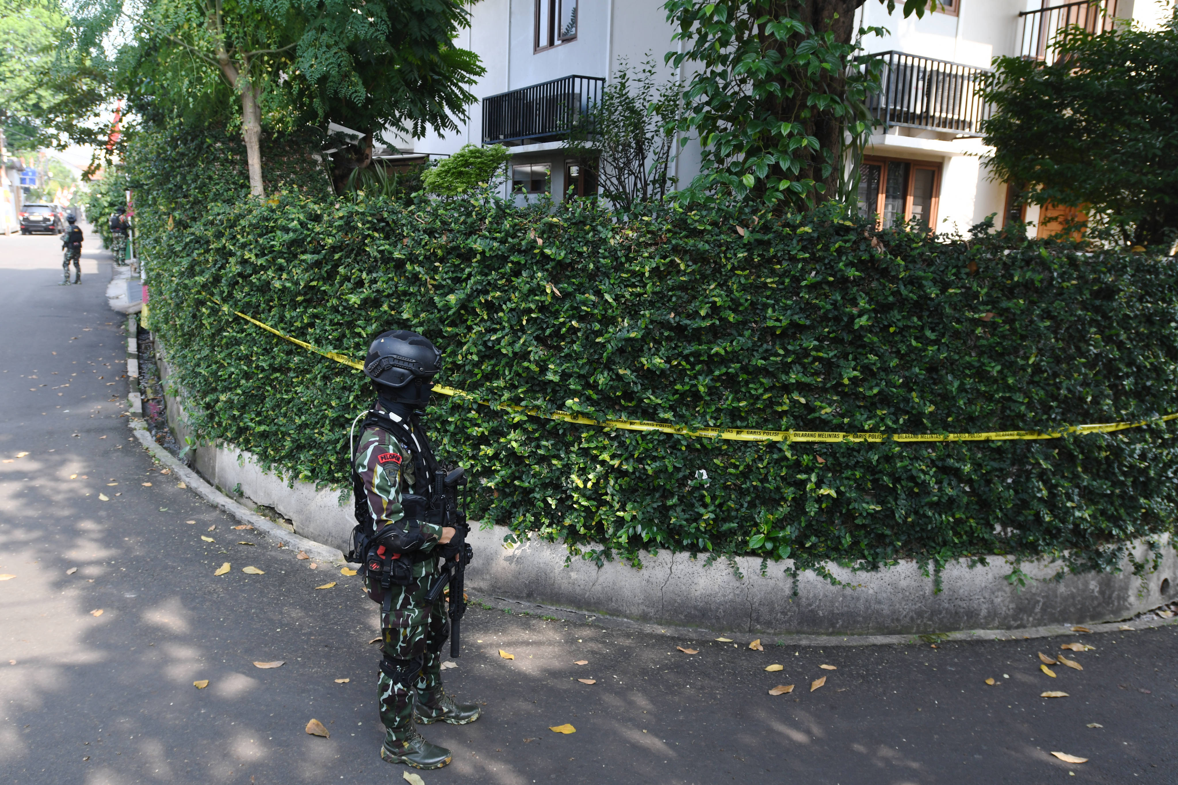 Anggota Brimob berjaga di depan rumah dinas Irjen Ferdy Sambo di Jalan Duren Tiga Barat, Kompleks Polri Duren Tiga, Jakarta, Selasa (30/8).