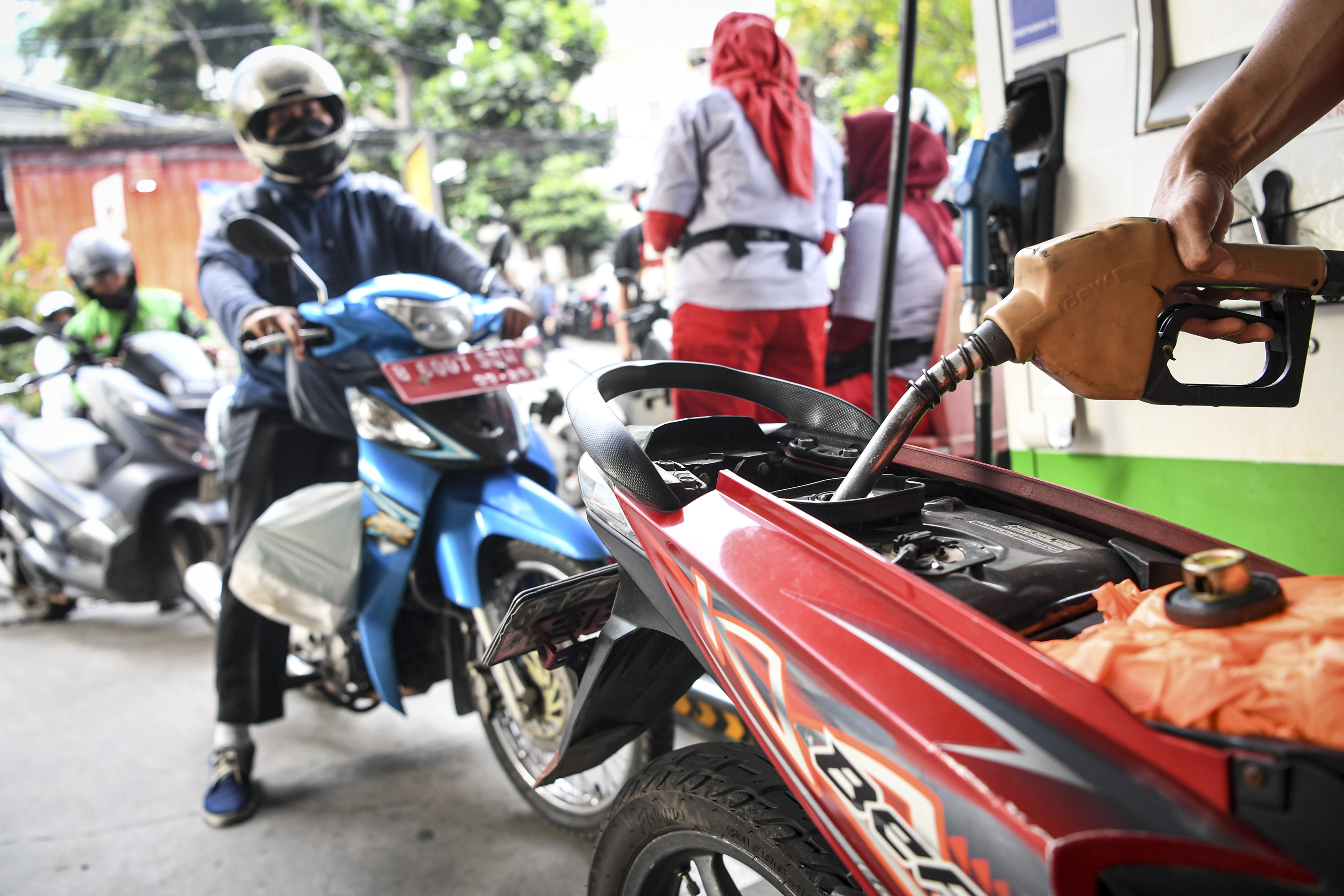 Pengendara roda dua mengisi BBM di salah satu SPBU di wilayah Jakarta.