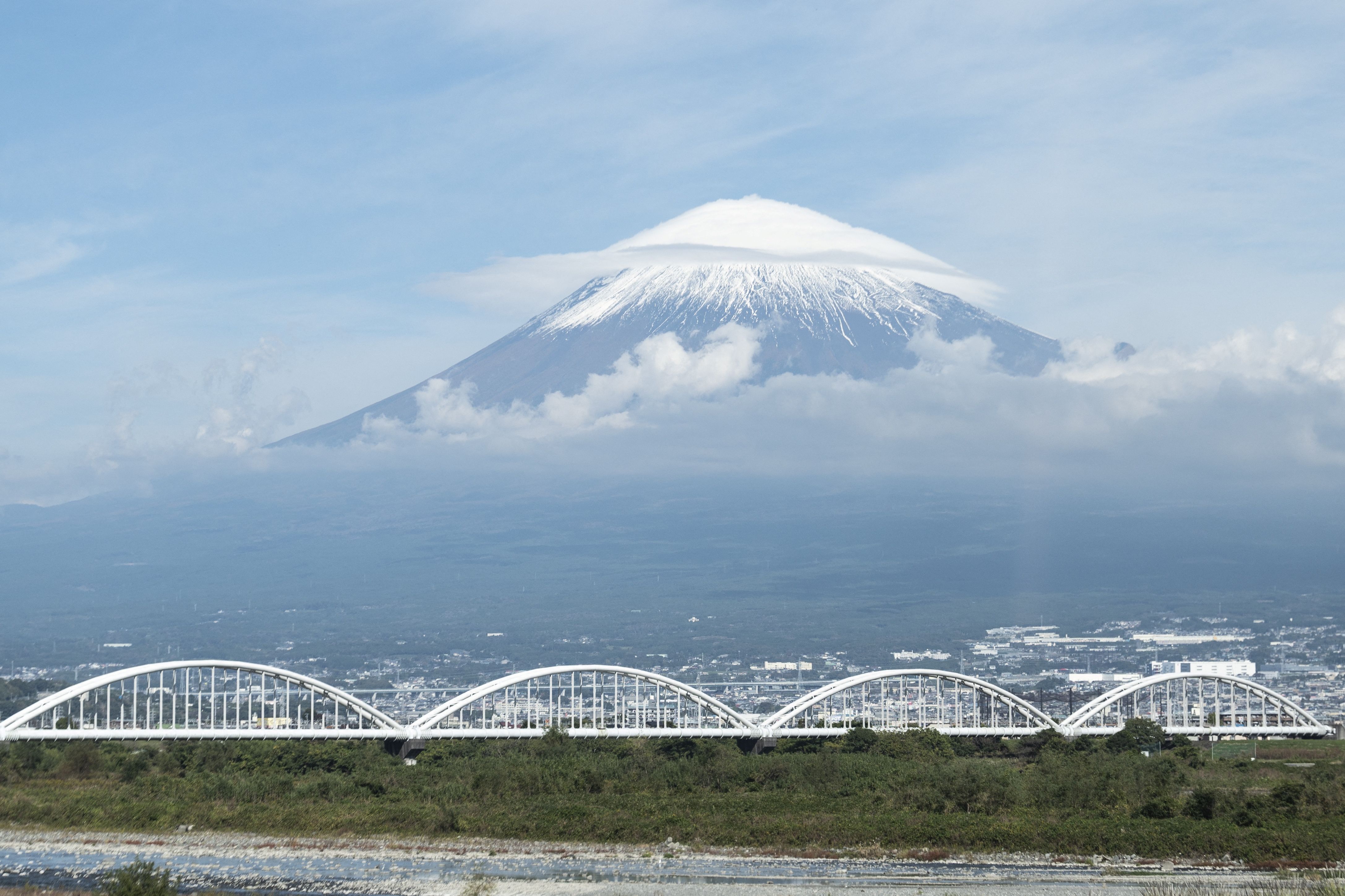 Potret Gunung Fuji di Jepang, yang terlihat dari kejauhan.