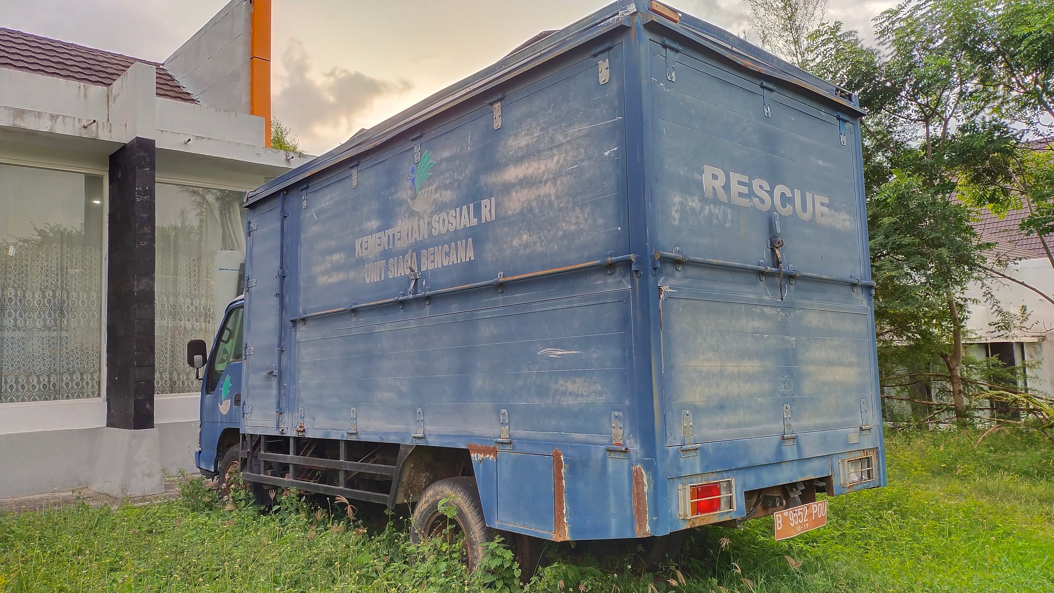 Kendaraan lapangan Dinsos Sigi, Sulteng lama terparkir di halaman kantornya karena rusak berat tidak bisa dijalankan.