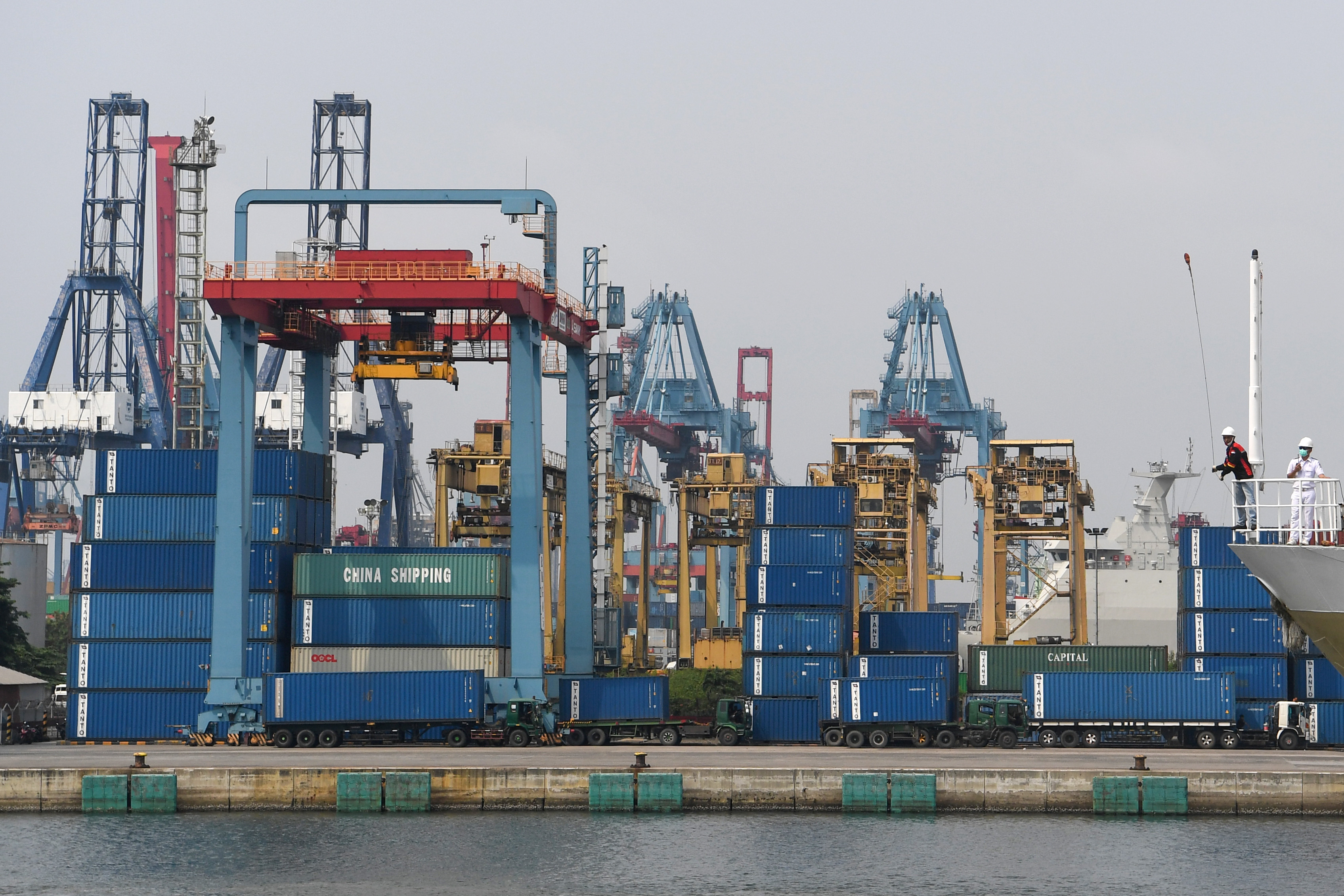 Aktivitas bongkar muat kontainer di Pelabuhan Tanjung Priok, Jakarta.