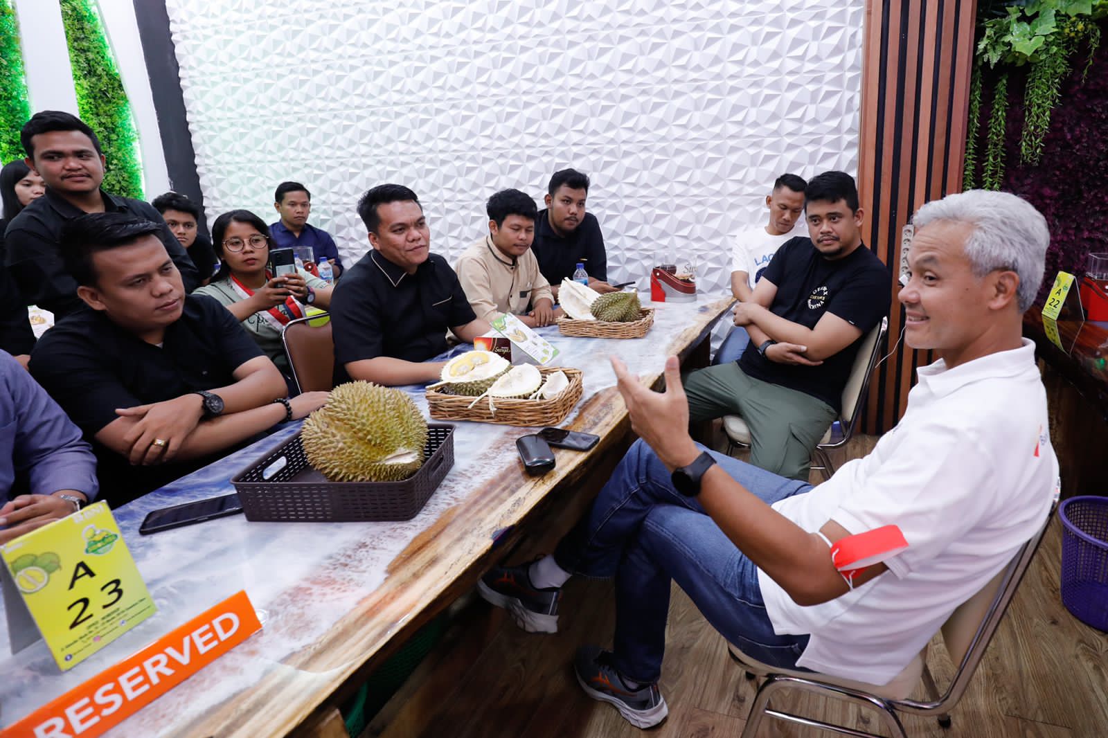 Gubernur Jawa Tengah Ganjar Pranowo, berdiskusi dengan GMNI saat berada di Medan untuk mengikuti Friendship Run Medan 2022 