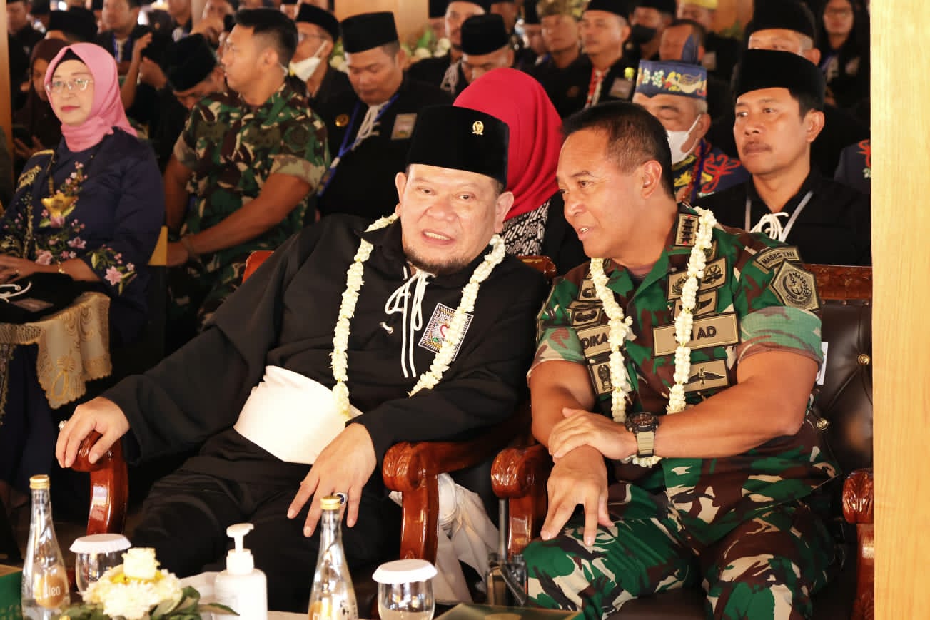 Ketua DPD LaNyalla Mattalitti dan Panglima TNI Andika Perkasa di acara HUT 100 tahun PSHT di Madiun, Jawa Timur, Jumat (2/9/2022)