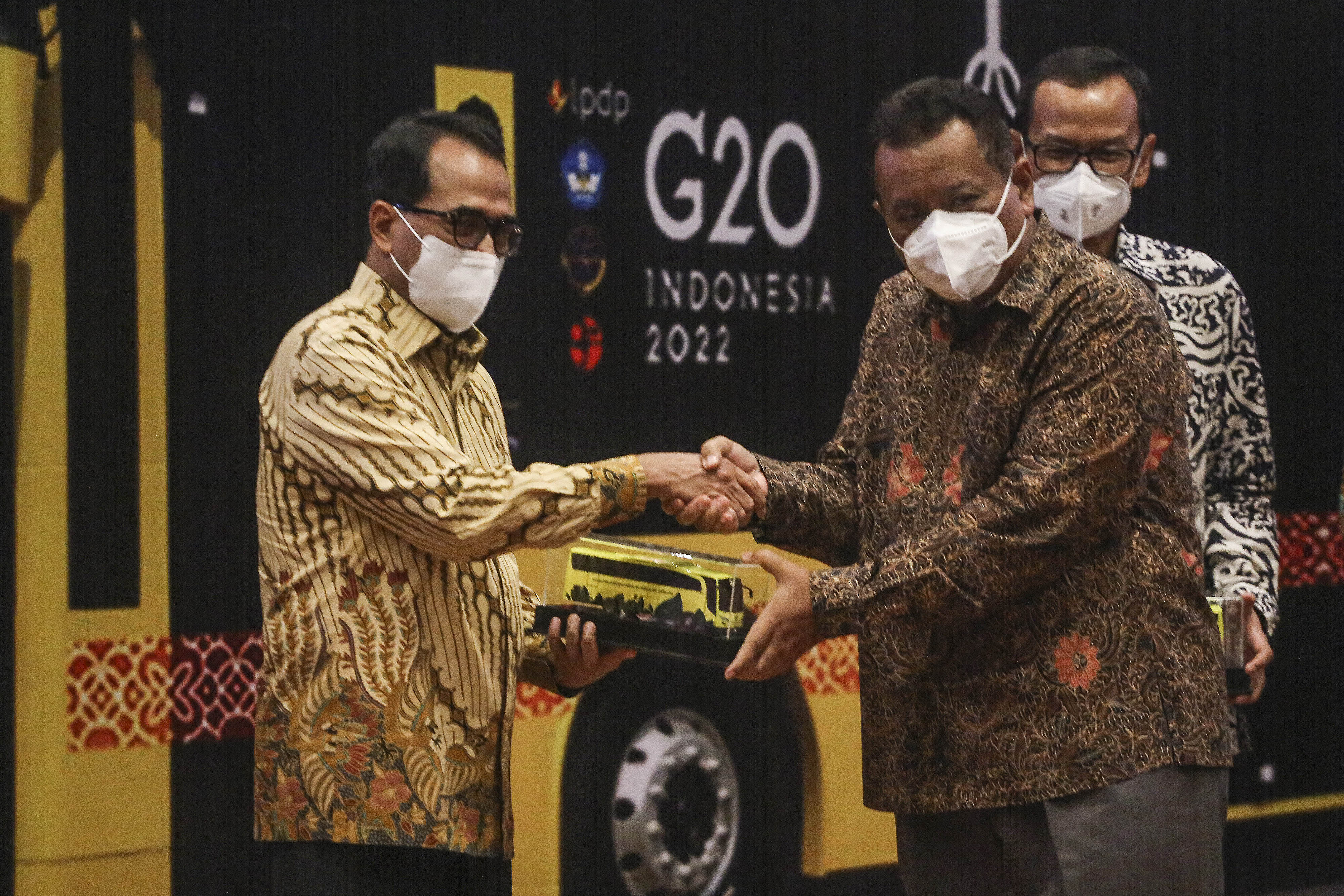 Dukung Kesuksesan Presidensi G20, Universitas Indonesia Serahkan Buku Policy Brief dan Bus Listrik