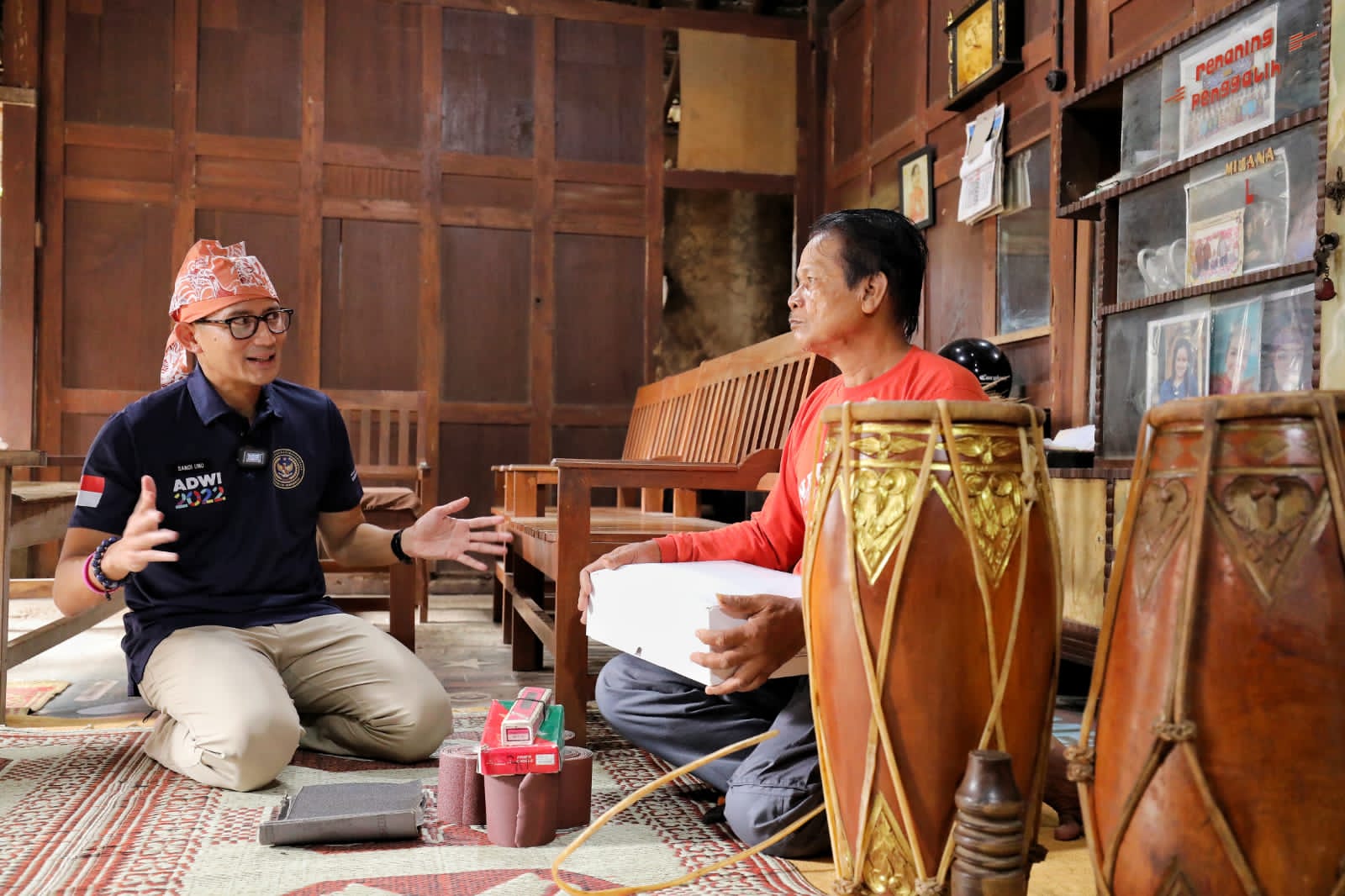 Menparekraf Sandiaga Uno mengunjungi rumah Tekad, seorang perajin kendang di Desa Tepus, Kecamatan Tepus, Kabupaten Gunungkidul, DIY.