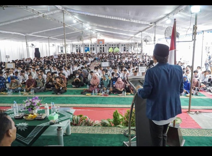 Wamen Agraria dan Tata Ruang Raja Juli Antoni menyerahkan sertifikat Persyarikatan Muhammadiyah di Kabupaten Gresik, Jatim