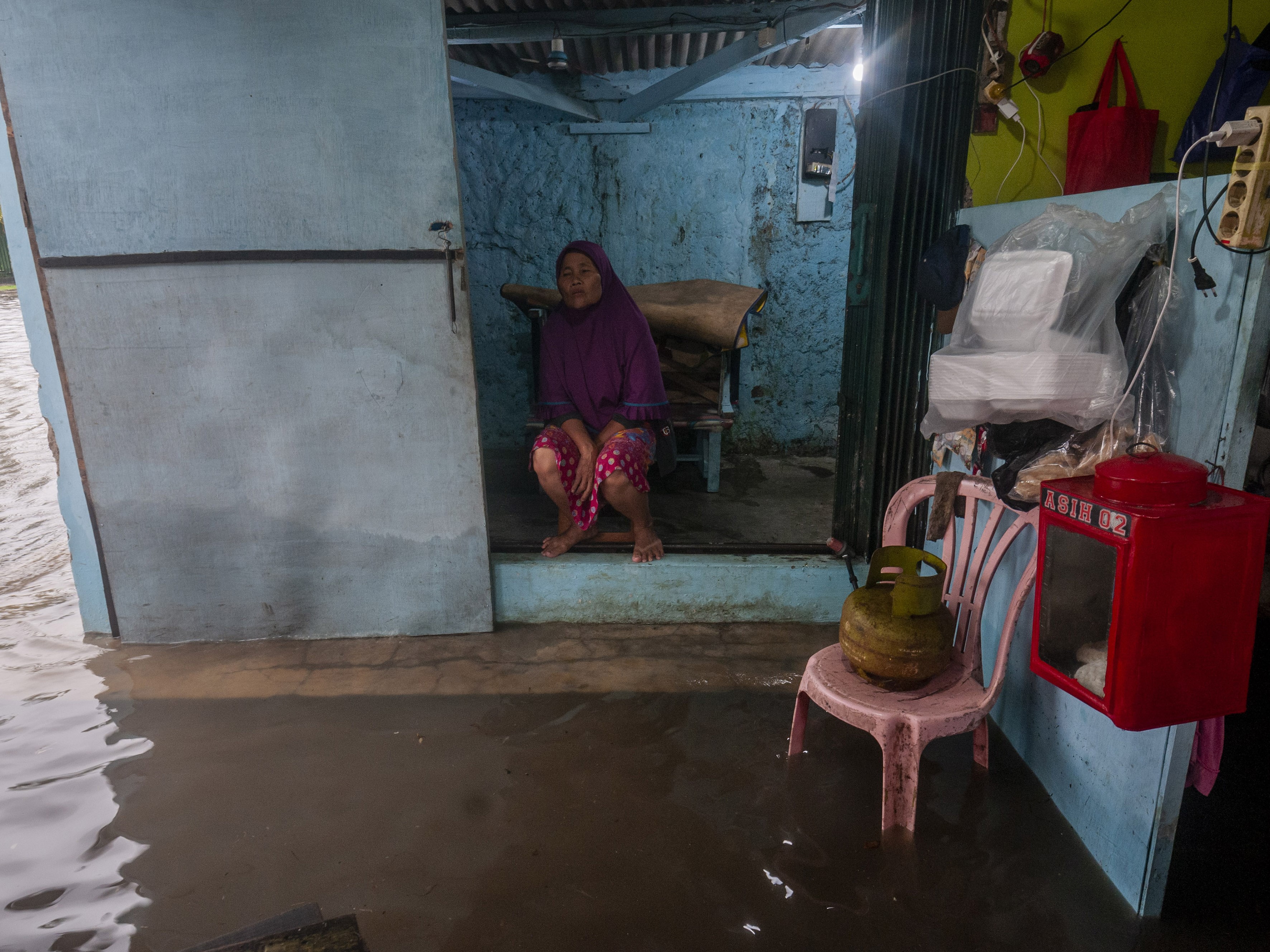 Warga berlindung saat banjir di Rangkasbitung, Lebak, Banten, Jumat (9/9/2022).