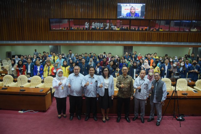 Deputi Bidang Administrasi Setjen DPR RI Sumariyandono foto bersama usai mengisi kuliah umum bagi mahasiswa magang program Kampus Merdeka.
