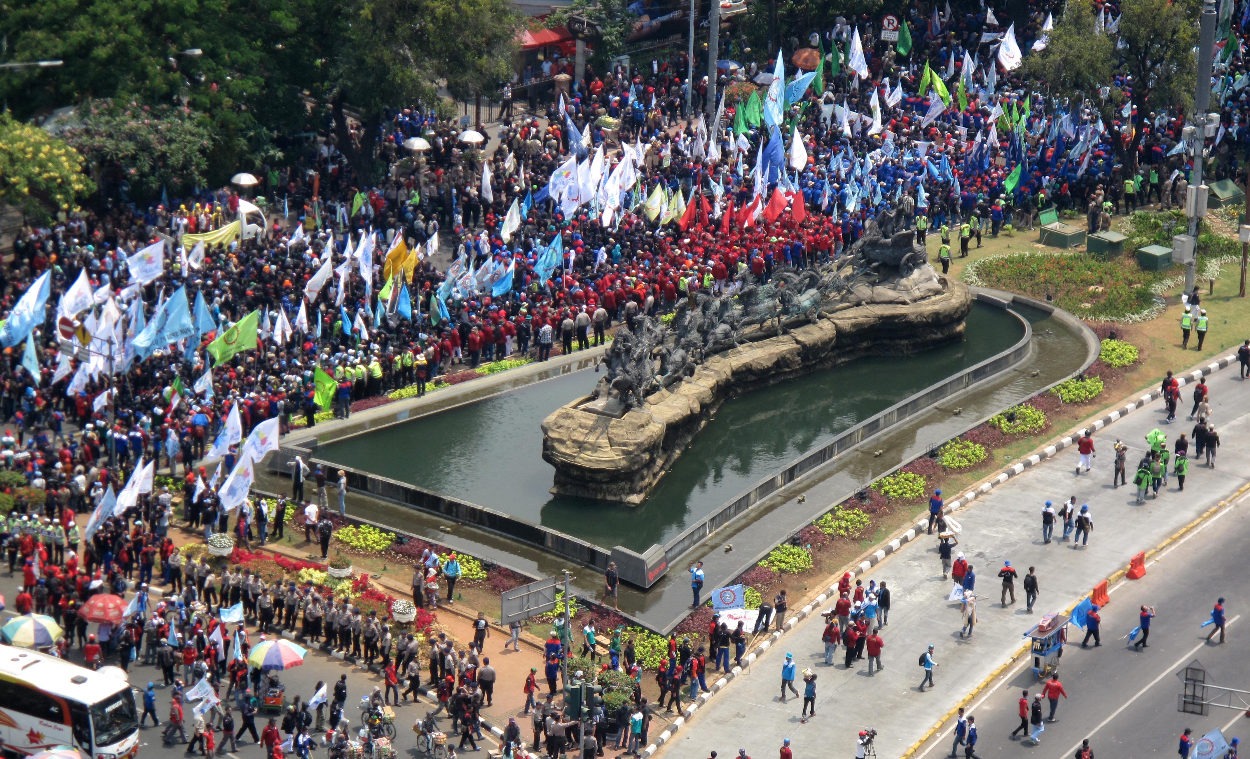 Aksi pekerja yang digelar Konfederasi Serikat Pekerja Seluruh Indonesia (KSPI) ditemui Kepala Sekretariat Presiden Heru Budihartono 