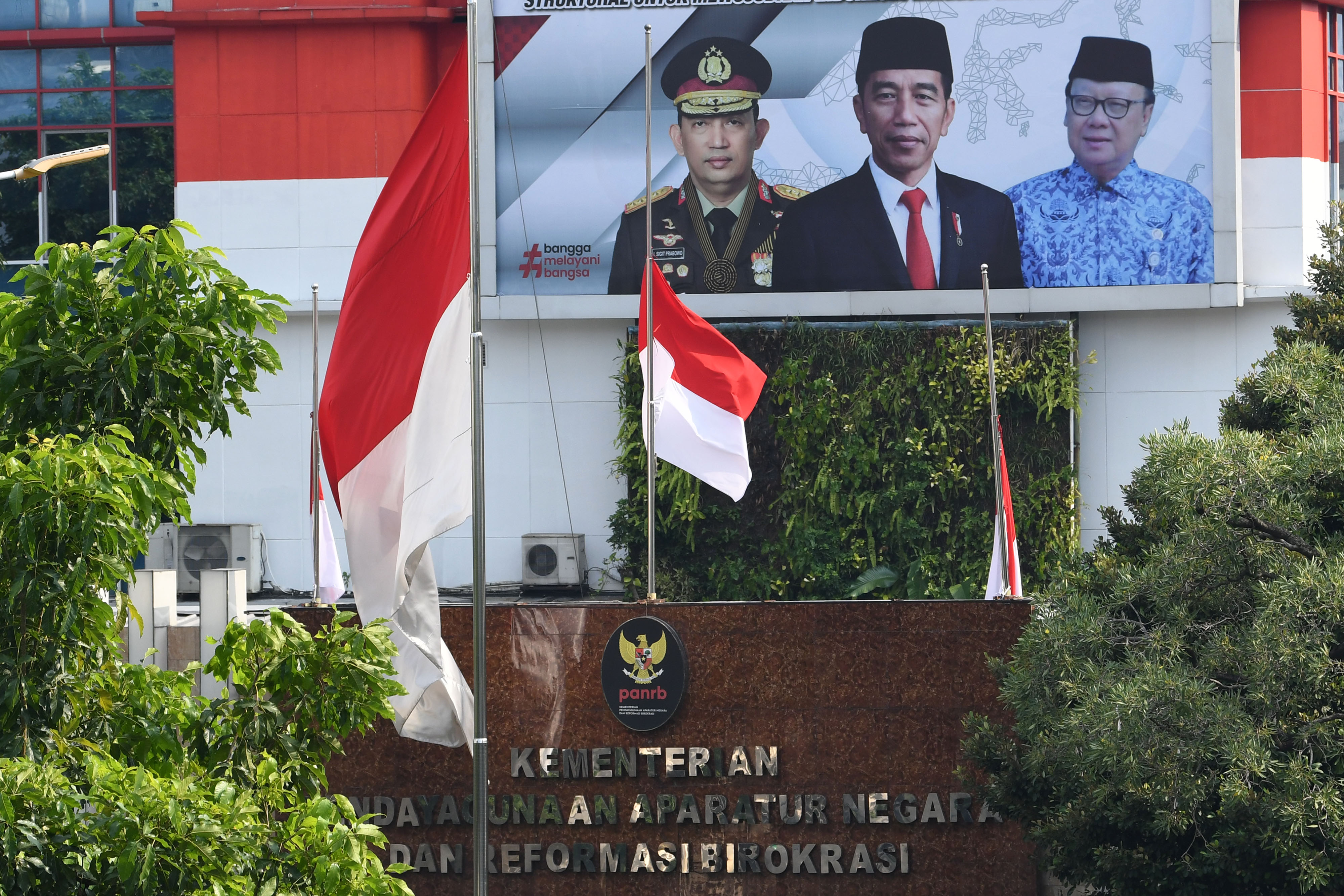 Ilustrasi--Bendera Merah Putih dikibarkan setengah tiang.