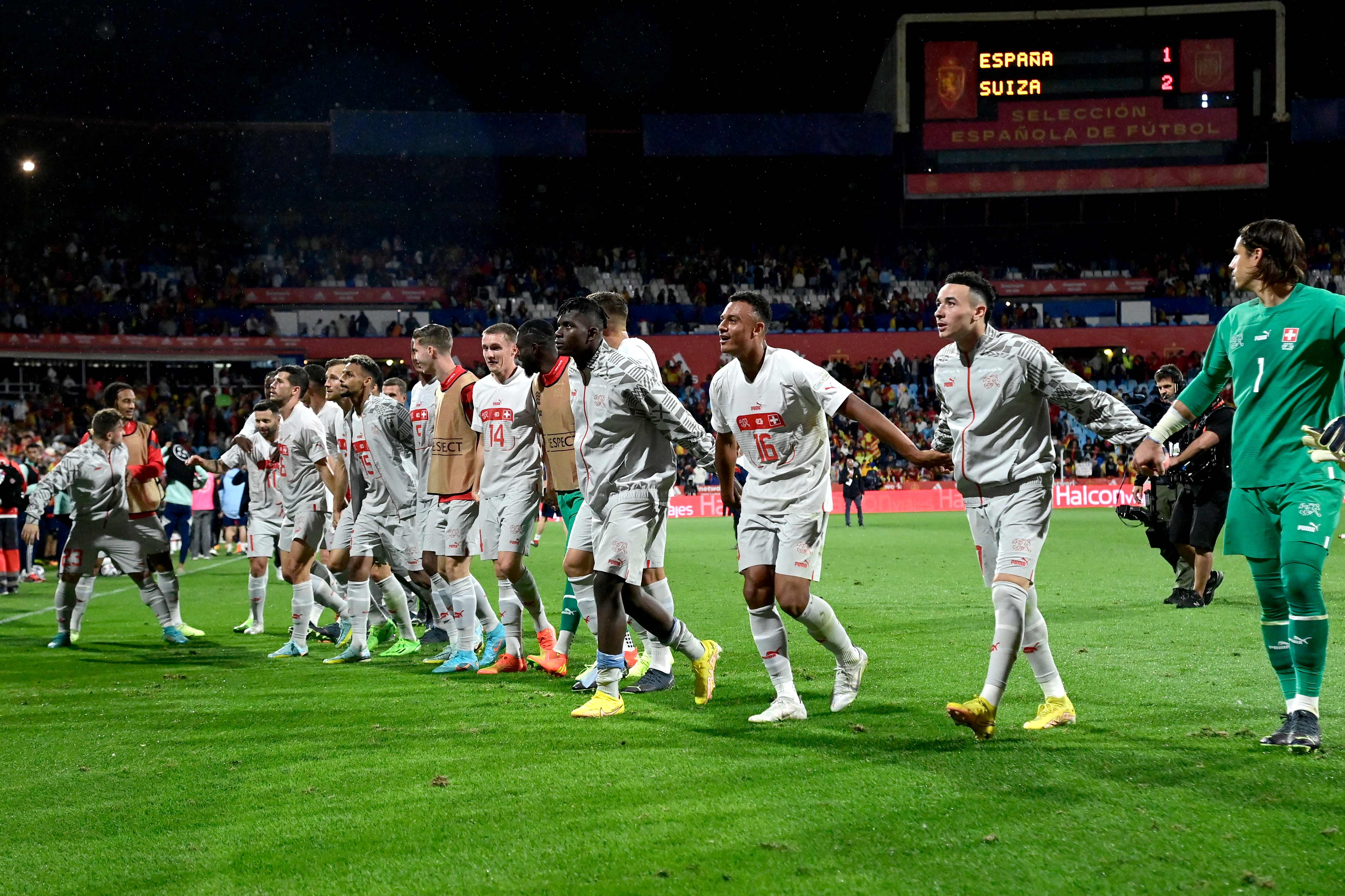 Para pemain Swiss melakukan selebrasi usai mengalahkan Spanyol di laga Liga Negara UEFA.