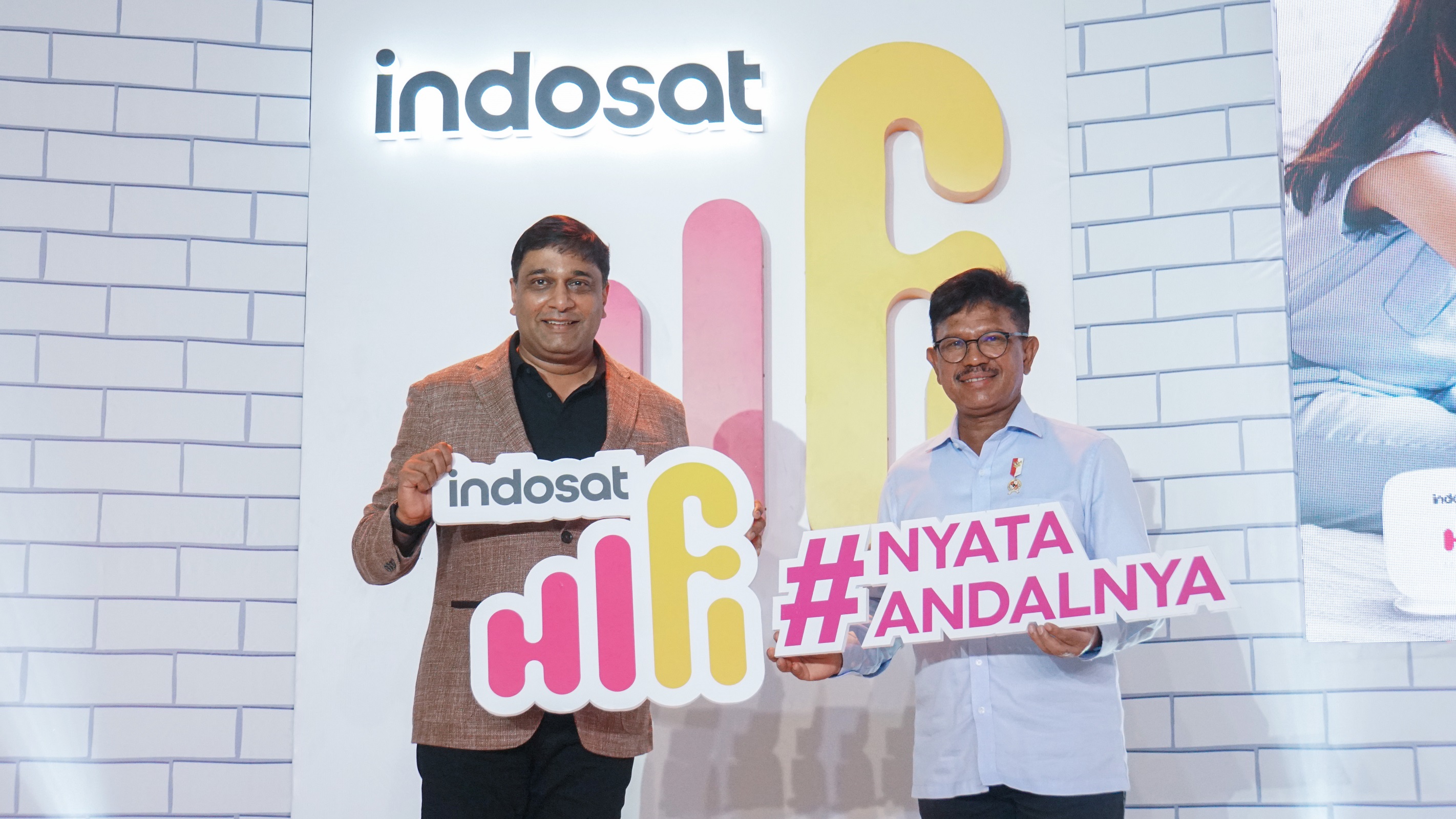 President Director and CEO Indosat Ooredoo Hutchison Vikram Sinha (kiri) dan Menkominfo Johnny G Plate saat peluncuran Indosat HiFi