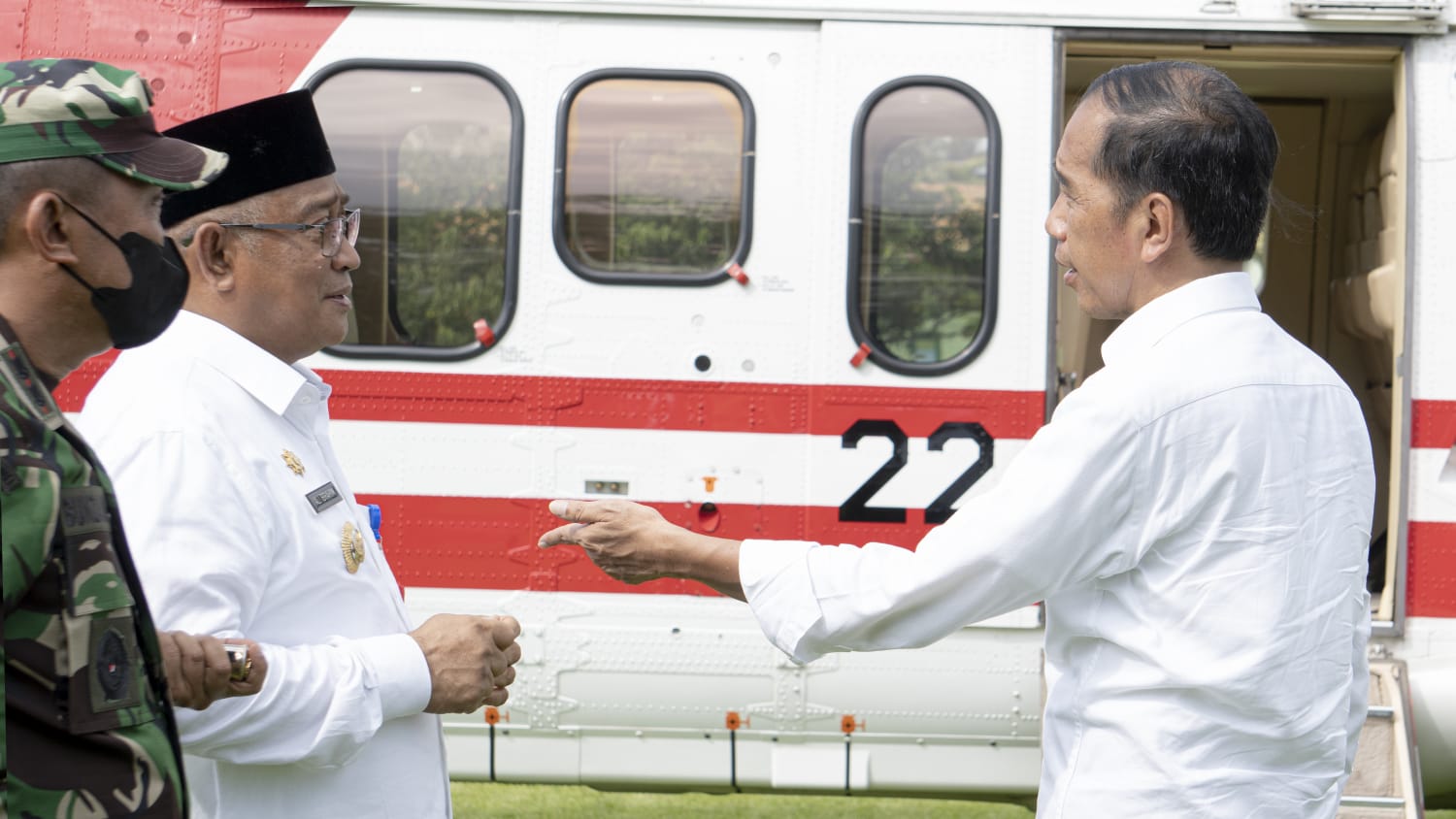 Presiden Joko Widodo dan rombongan disambut Wali Kota Tidore, Capt. Ali Ibrahim saat tiba di Sofifi, Tidore, Rabu (28/9/2022).