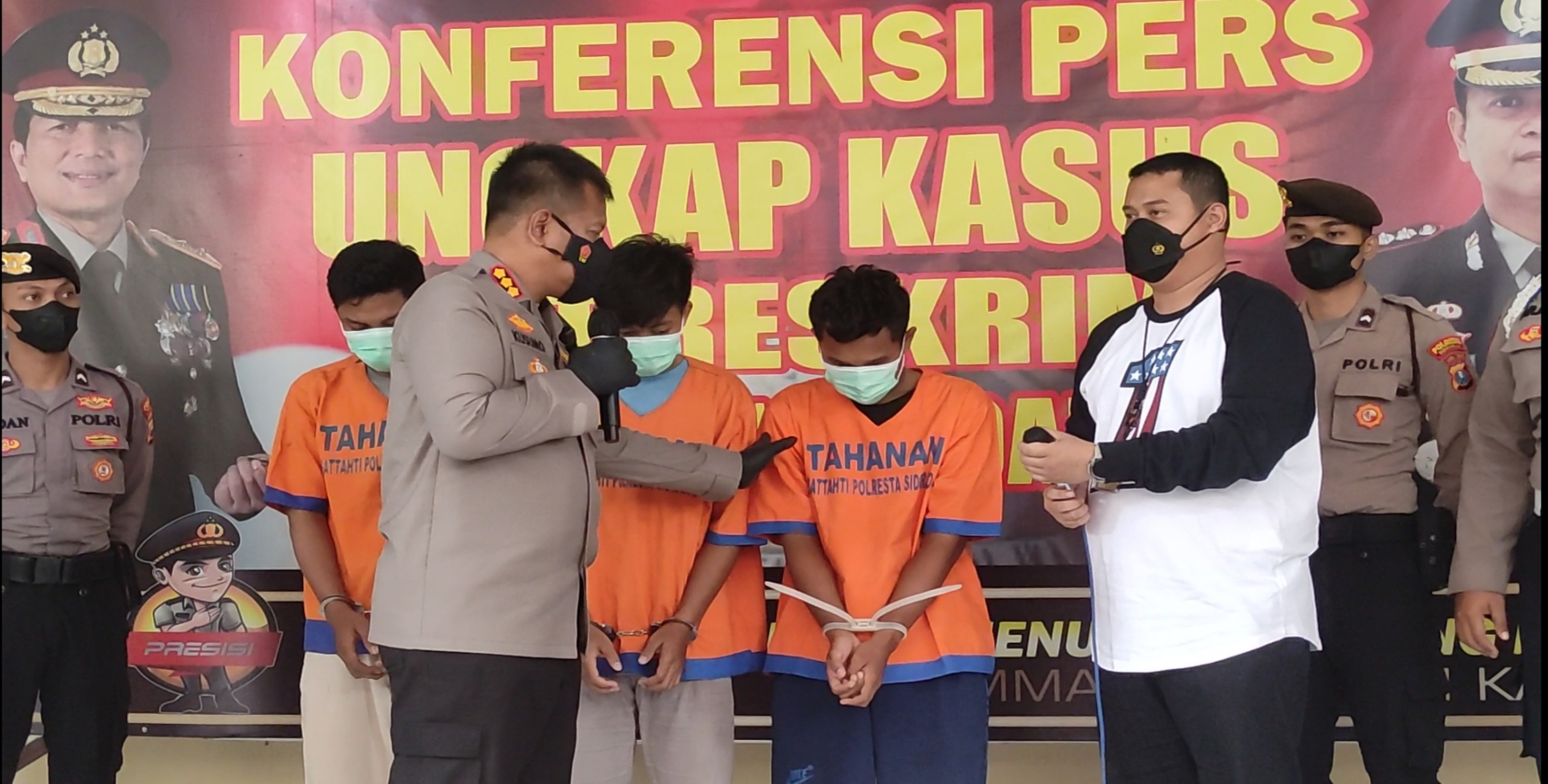 Polresta Sidoarjo saat pengungkapan kasus kematian pesilat di Perguruan Silat SH Terate, Selasa (20/9). 