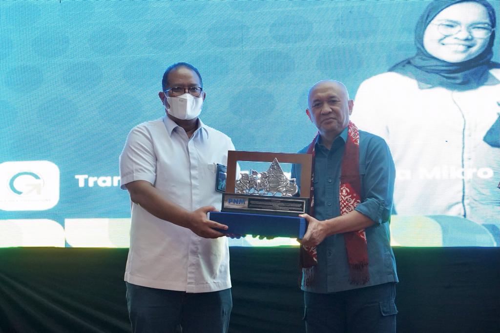 Direktur Operasional PT PNM Sunar Basuki (kiri) dan Menteri Koperasi dan UKM Republik Indonesia Teten Masduki.