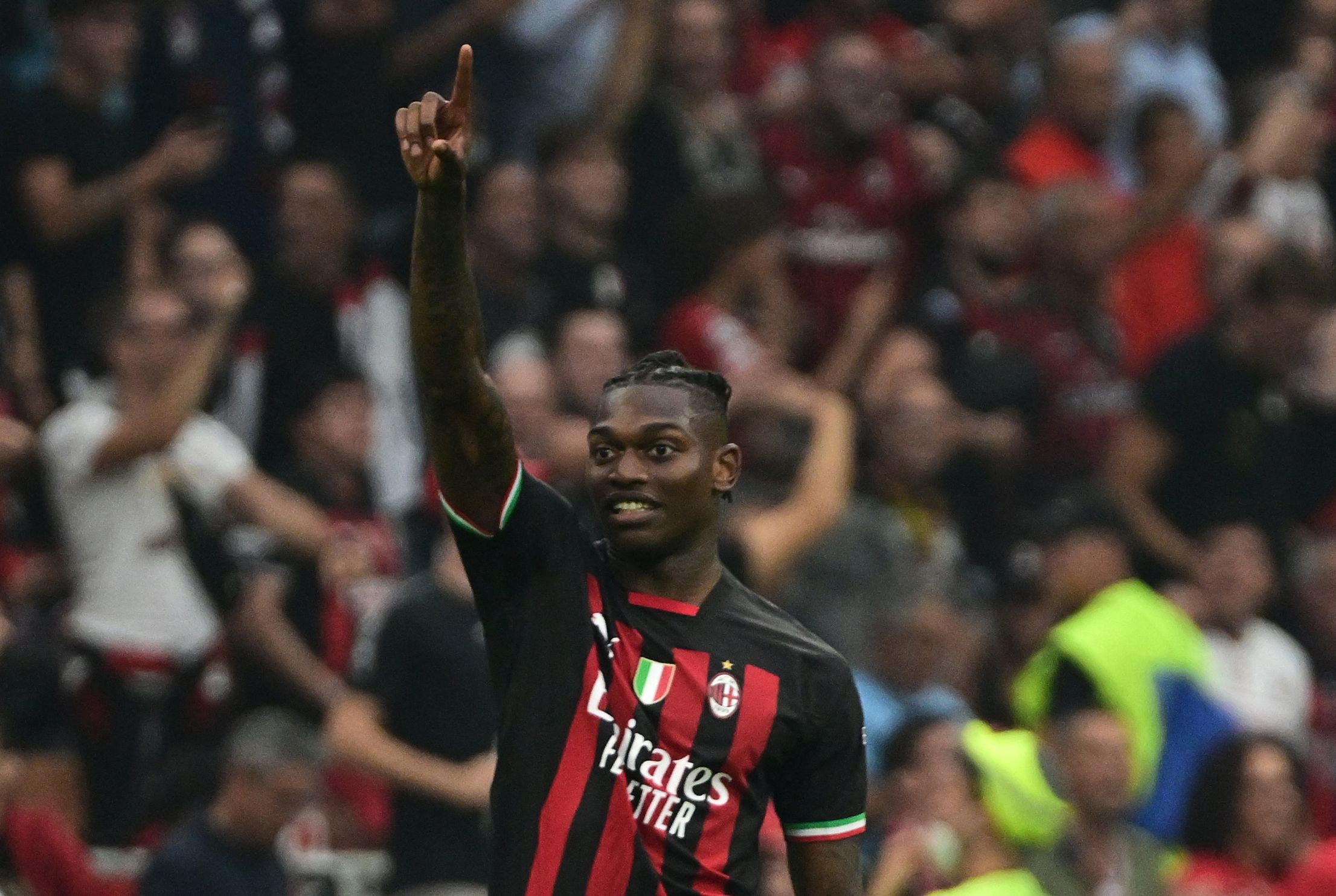 Penyerang AC Milan Rafael Leao melakukan selebrasi usai mencetak gol ke gawang Inter Milan di laga Serie A.