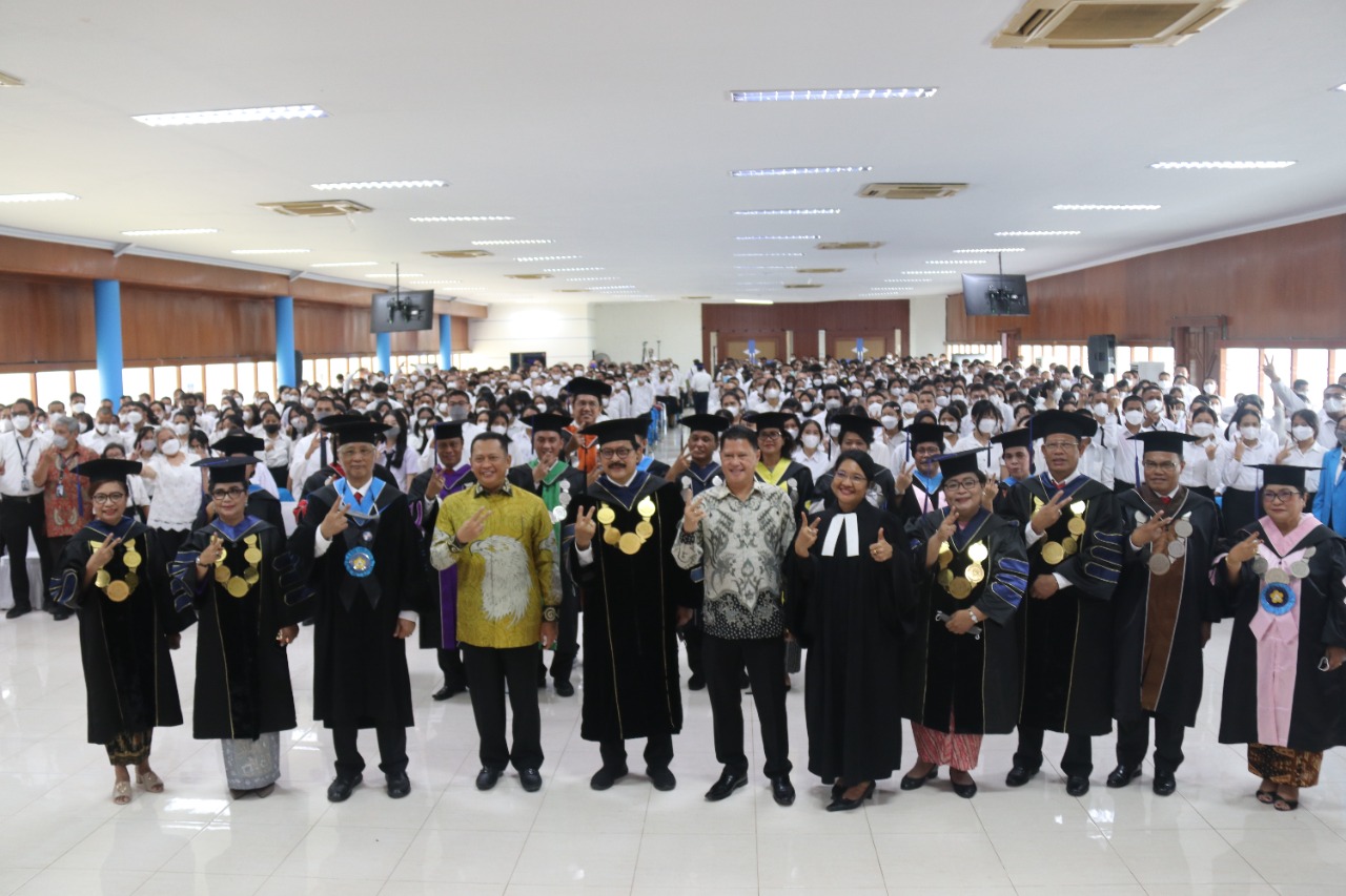 Ketua MPR Bambang Soesatyo bersama civitas akademika UKI di sela PKKMB 2022