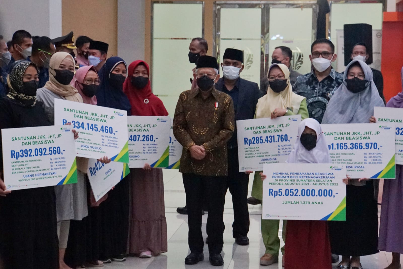 Wakil Presiden Ma'ruf Amin menyerahkan santunan kepada Pemprov Sumsel