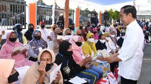 Presiden Joko Widodo meninjau penyaluran bantuan kepada masyarakat penerima manfaat di Kantor Pos Baubau, Kota Baubau