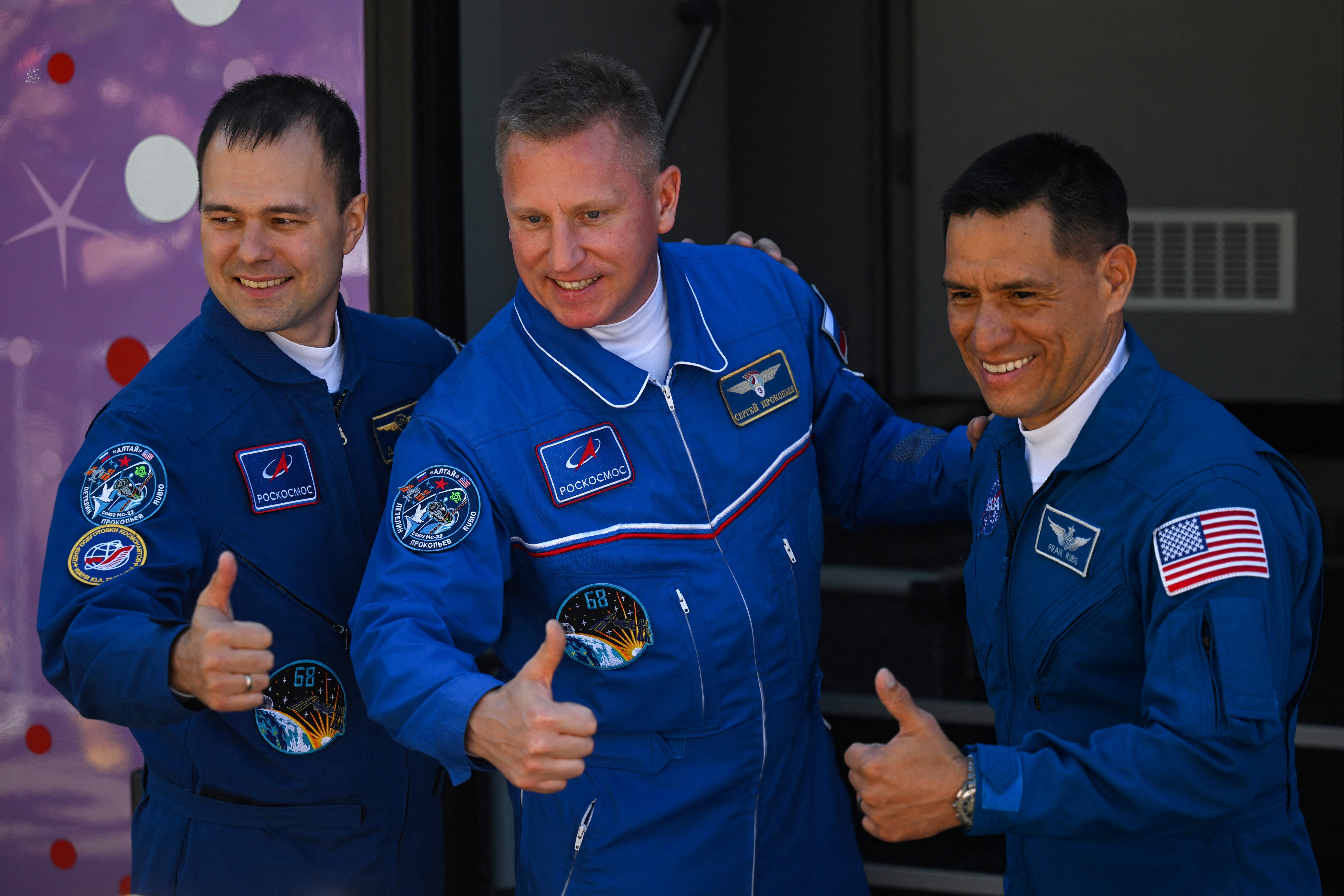 Astronaut NASA Frank Rubio (kanan), kosmonaut Rusia Sergey Prokopyev (tengah) dan Dmitri Petelin (kiri).
