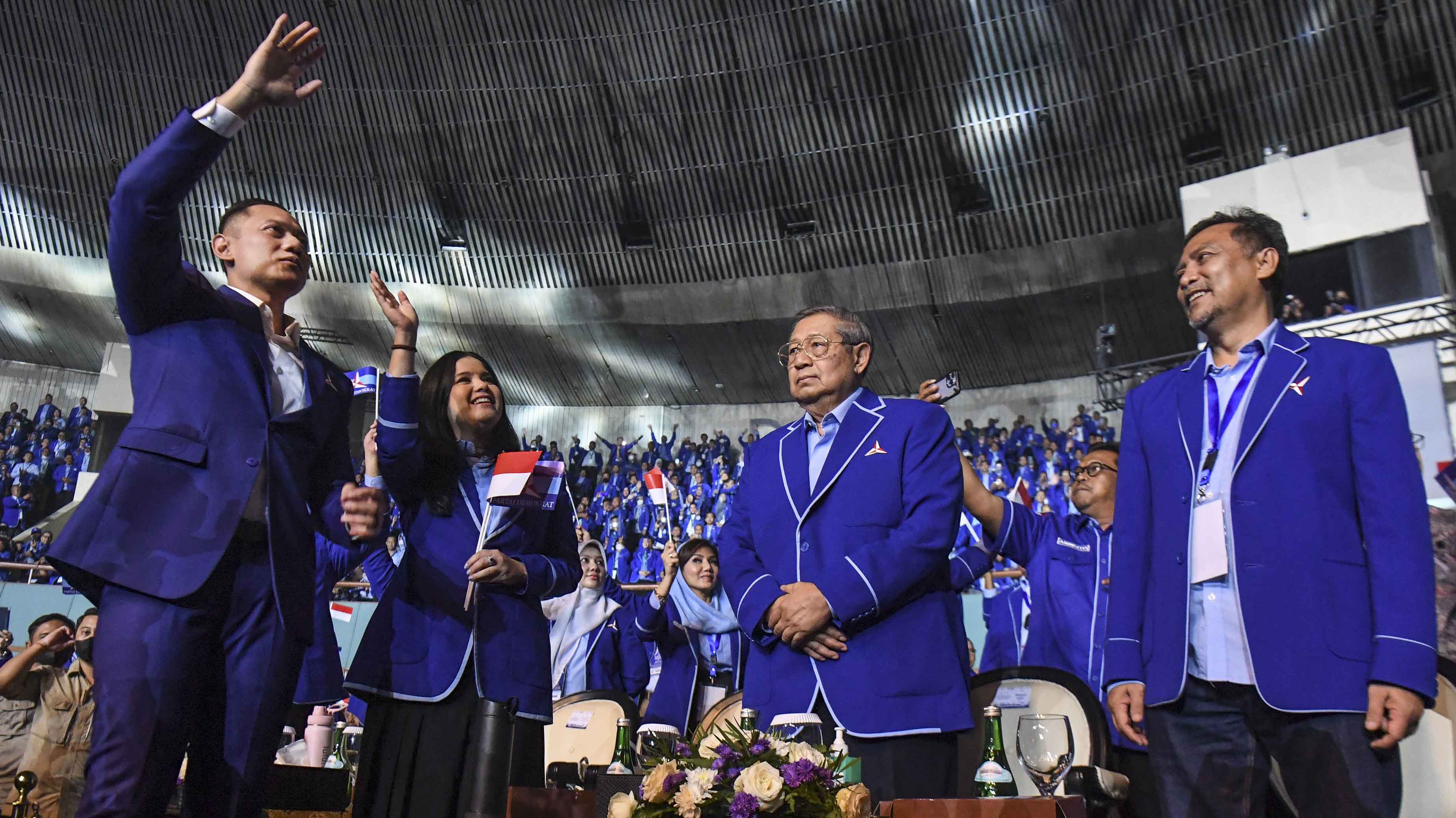 Ketua Umum Partai Demokrat Agus Harimurti Yudhoyono (AHY) (kiri) 