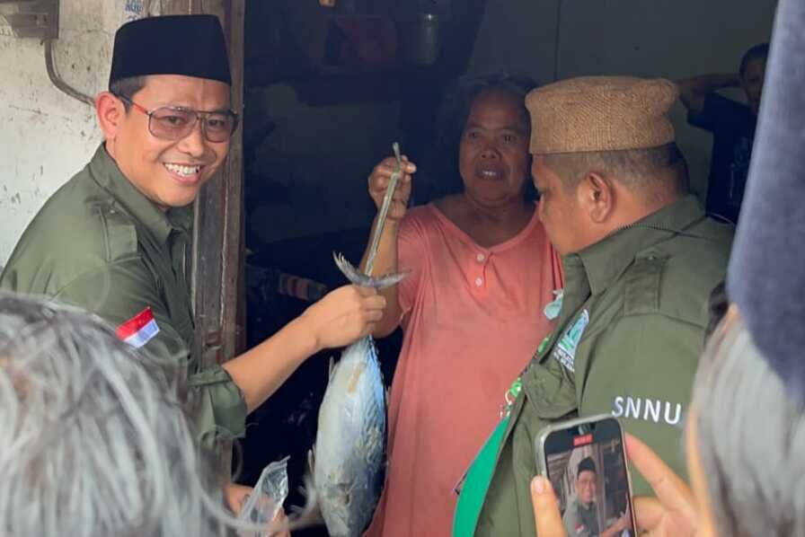 Ketua Umum Serikat Nelayan Nahdlatul Ulama (SNNU), Witjaksono (kiri), 
