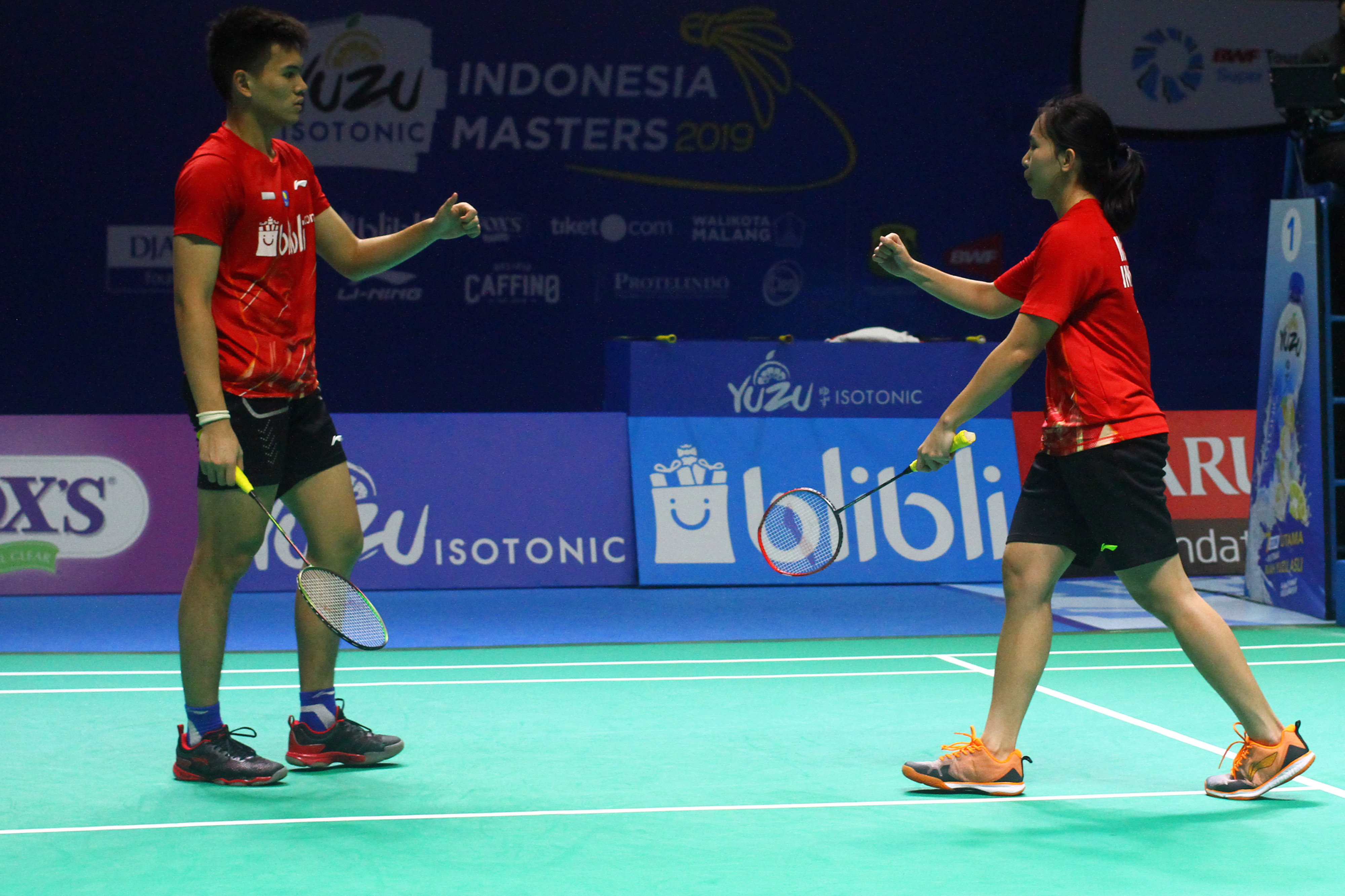 Pebulu tangkis putra Indonesia Adnan Maulana saat berpasangan dengan Mychelle Crhystine Bandaso di nomor ganda campuran.