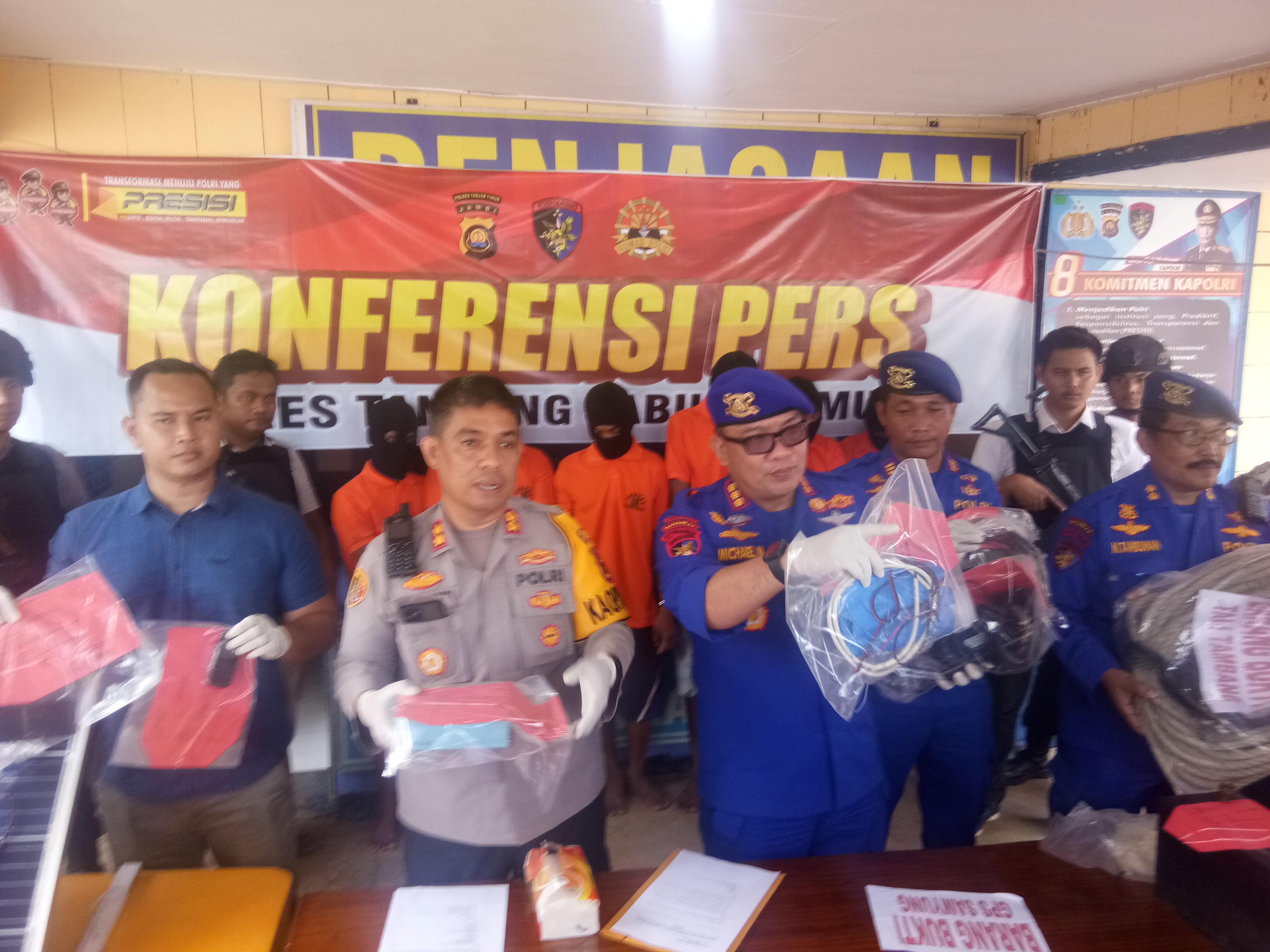 Polisi menunjukkan barang bukti yang disita dari perampok kapal nelayan