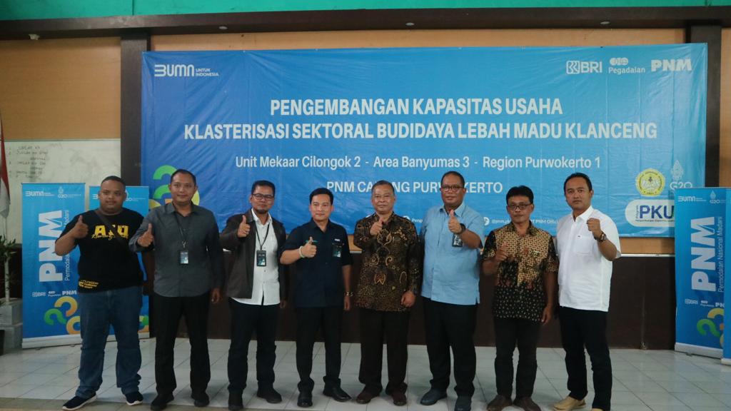 PNM dan Unsoed menggelar program PKU pemberdayaan, pendampingan, dan pelatihan sektor budi daya lebah madu di Puwokerto, Jawa Tengah.