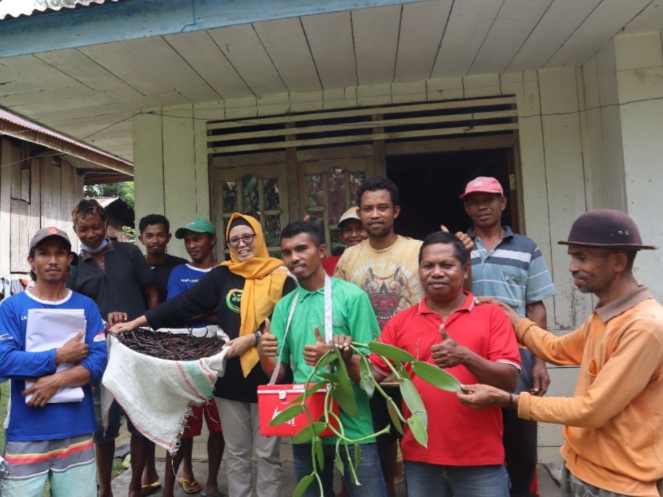Mahdalena (berkerudung).