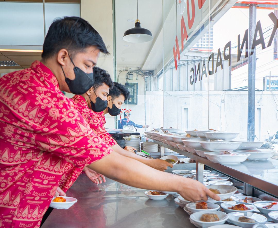 RM Padang Payakumbuah ini mempunyai cita rasa yang autentik karena bahan yang dikirimkankan langsung dari tanah Minang.