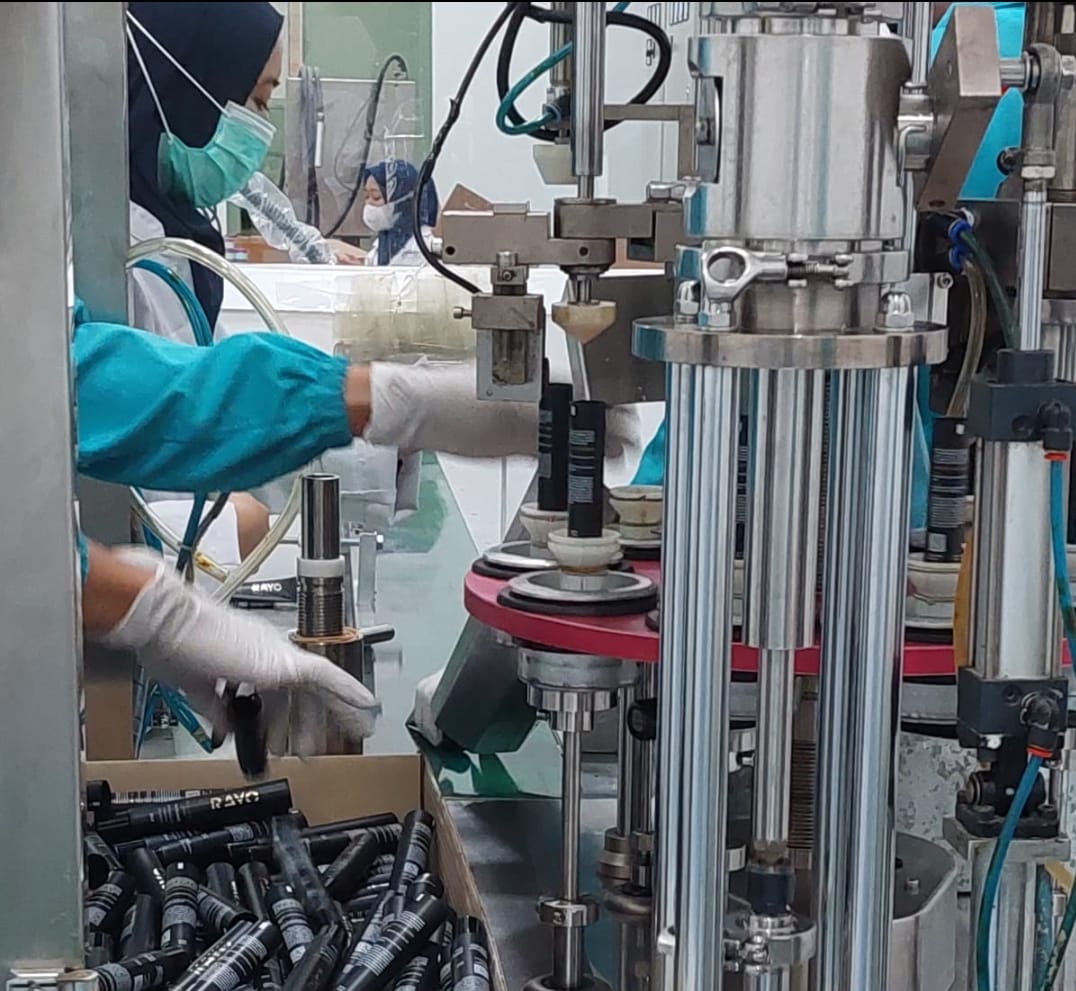 Proses produksi skin care Rayo yang mendapat izin edar dari BPOM dan memiliki sertifikat halal MUI.