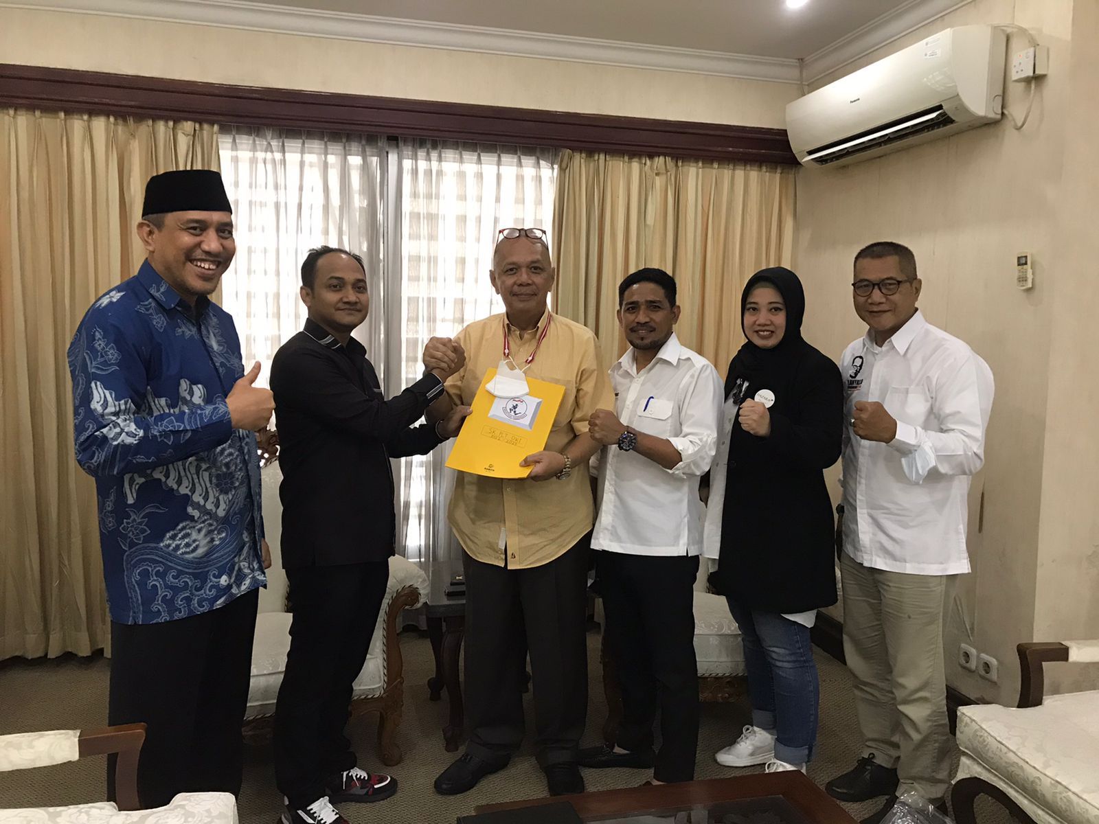 Audy Tambunan saat menerima Surat Keputusan Penunjukan sebagai Plt Muaythai DKI Jakarta