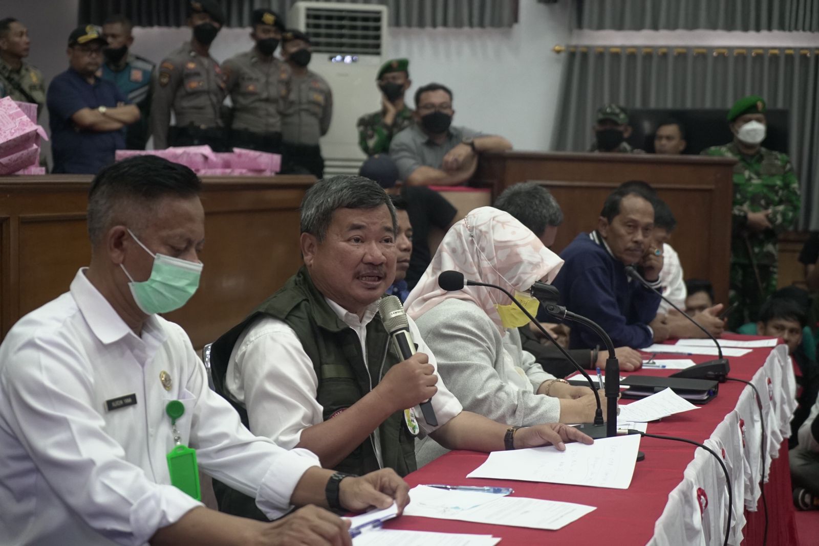 Bupati Garut, Jawa Barat, Rudy Gunawan (dua kiri). 