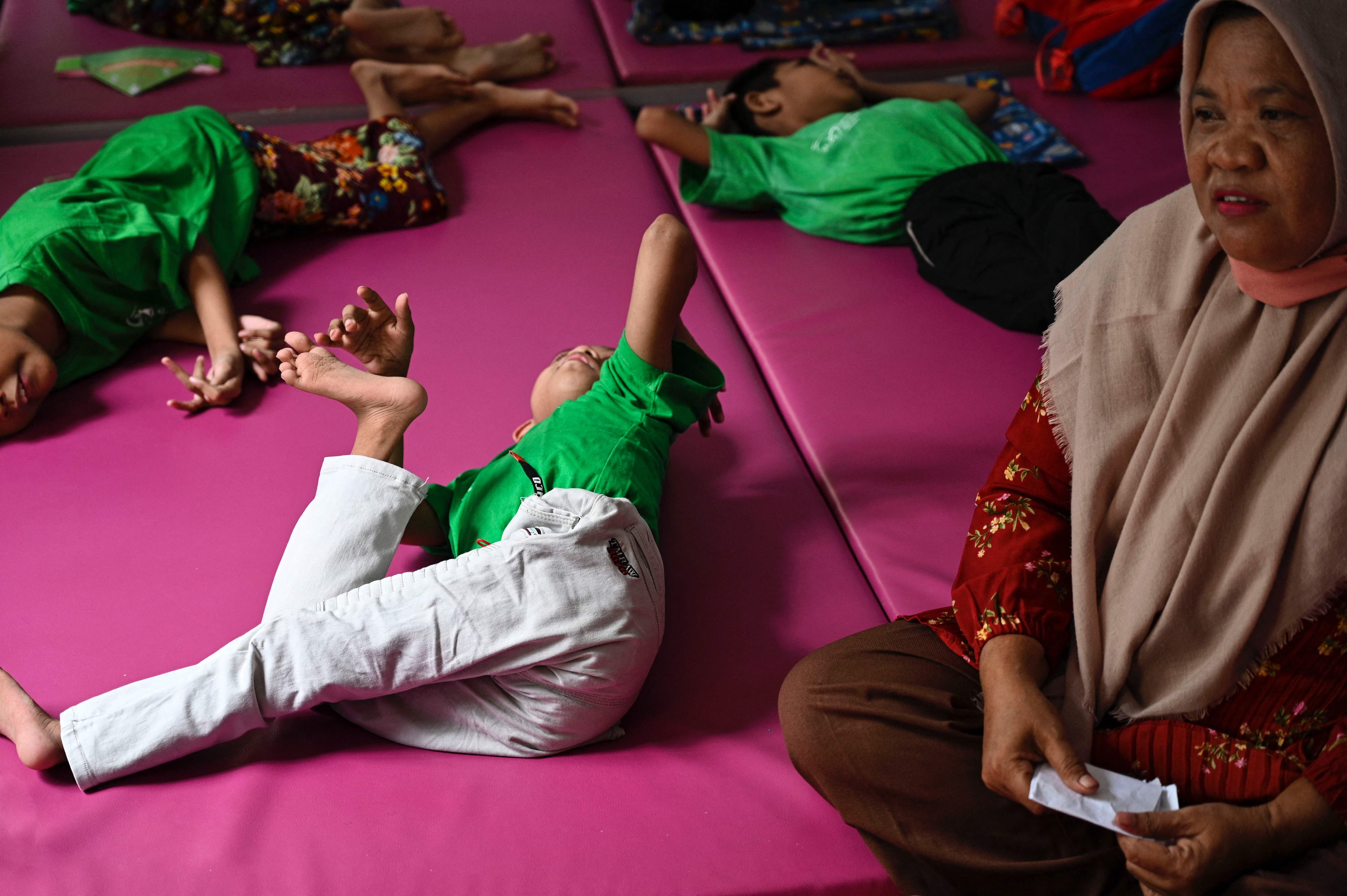 Anak-anak penyandang cerebral palsy berkumpul di sebuah pusat fisioterapi di Aceh.