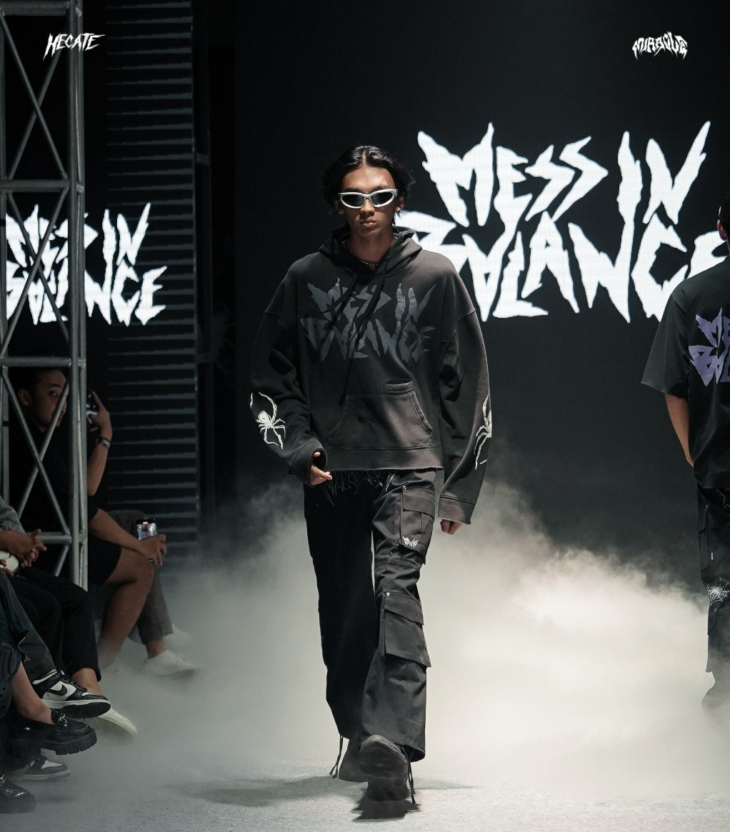 Dua brand lokal Miracle Mates & Hecates berkolaborasi menggelar runway tanpa sponsor, mengenalkan produknya.