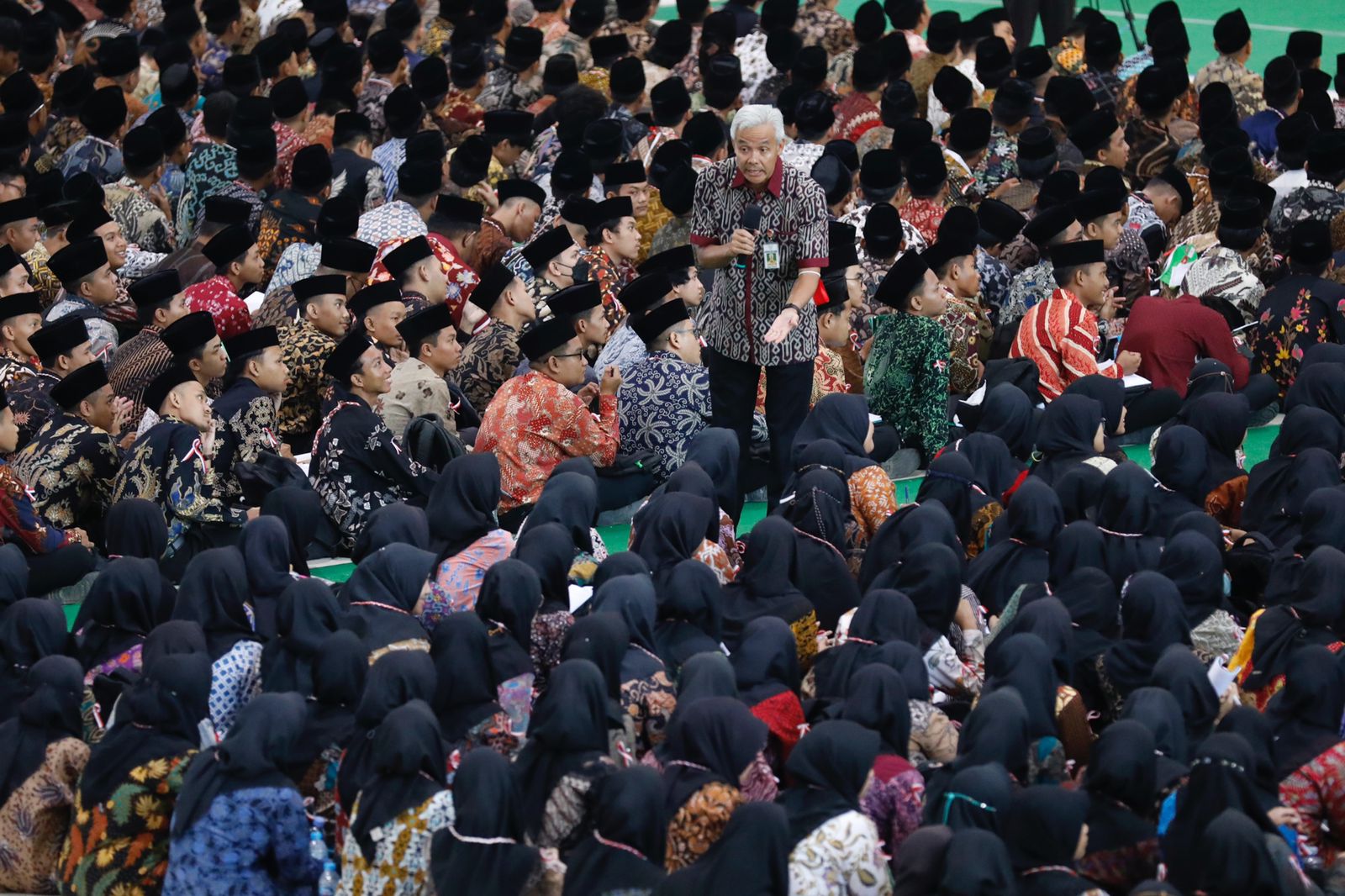 Gubernur Jateng Ganjar Pranowo di tengah-tengah  4.595 mahasiswa Universitas Islam Sultan Agung (Unissula) Semarang, Selasa (6/9/2022)