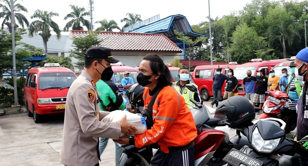 Kapolsek Muara Baru AKP Debby Tri Andrestian membagikan bansos Kapolri kepasa sopir angkot dan ojol, Sabtu (10/9/2022)