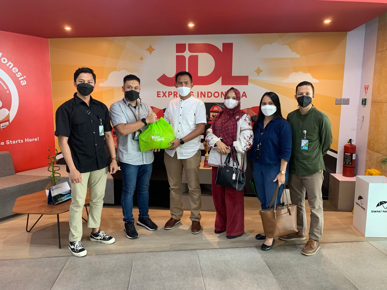 Peringati Hari Pelanggan Nasional 2022, Kantor Cabang Jakarta Sudirman kembali membagikan paket sembako kepada para tenaga kerja.