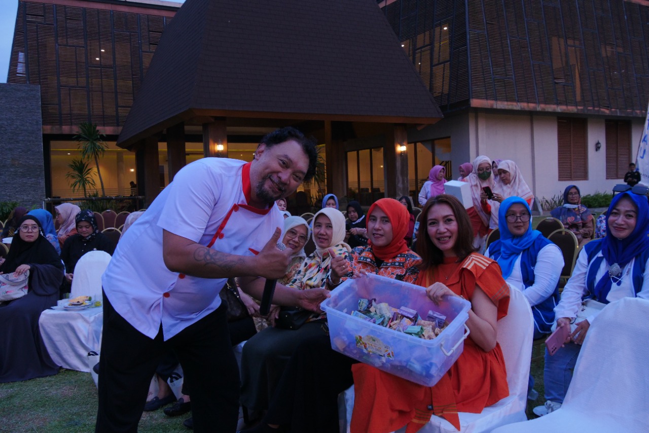 Istri Wali Kota Cilegon Hanny Helldy Agustian di ajang Cooking Demo PT Karakatau Sarana Properti