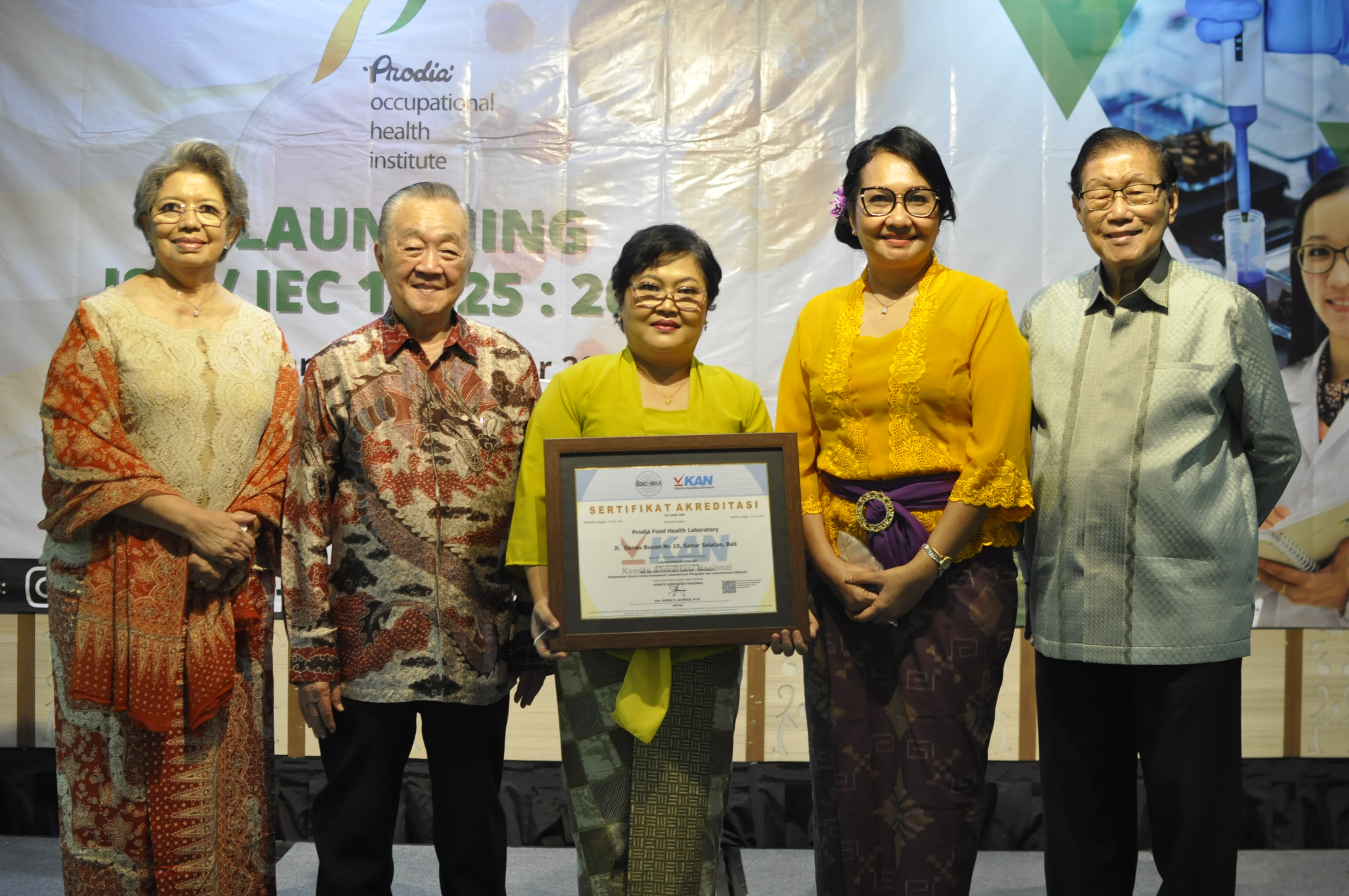 Direksi dan Komisari Prodia OHI menunjukkan sertifikat ISO 17025:2017 di Bali