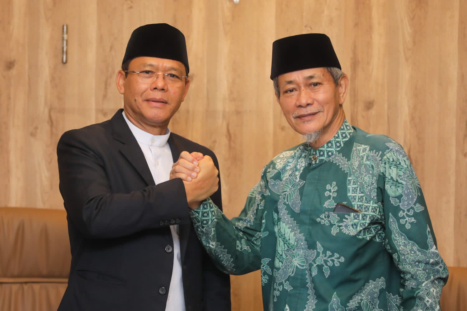 Plt ketua Umum PPP Muhammad Mardiona( jas hitam) jabat tangan komando dengan Ketua PB Mathla’ul Anwar, KH Embay Mulya Syarif, di Jakarta, Se